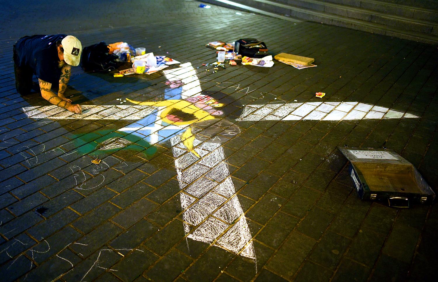 Skót kereszttel a függetlenséget hozó ikszért - utcarajz készül az igen-tábor koncertje előtt Edinburgh-ban