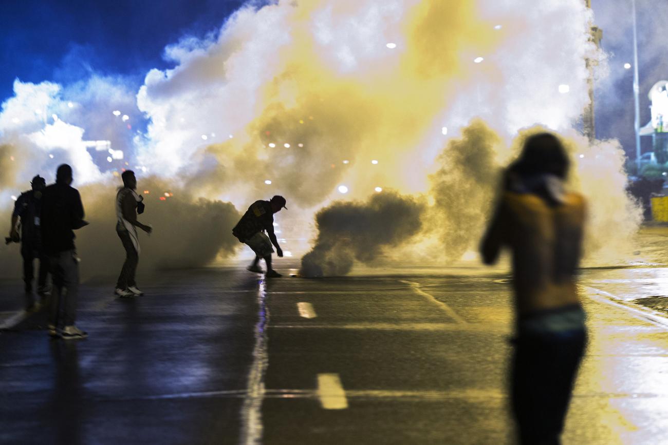 A rendőrök könnygázt, füstbombát,hanggránátot és gumilövedéket is bevetnek,hogy megfékezzék a tüntetőket.