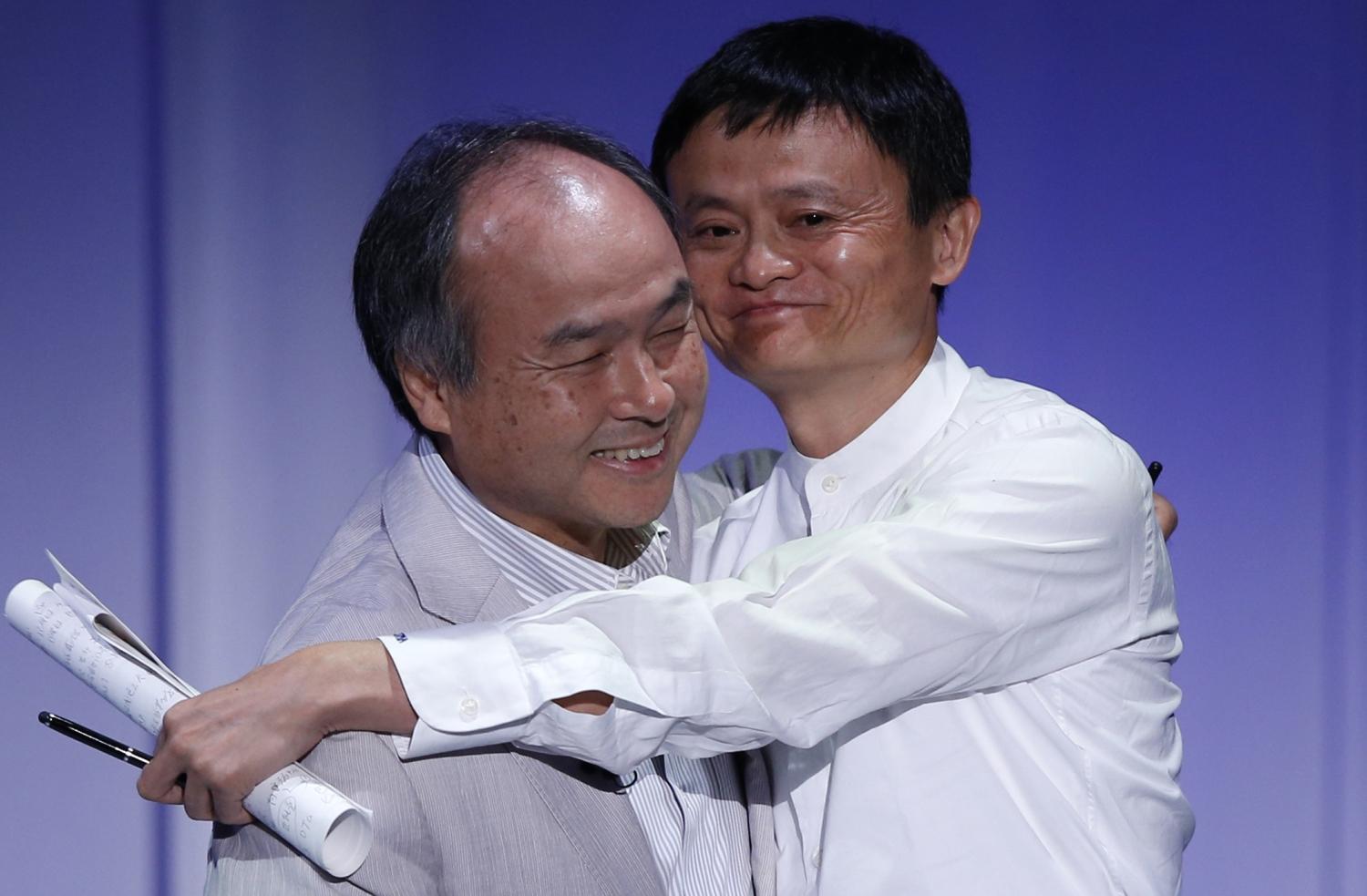 Jack Ma, az Alibaba alapítója (jobbra) megöleli a SoftBank Corp. vezérigazgatóját, Masayoshi Sont
