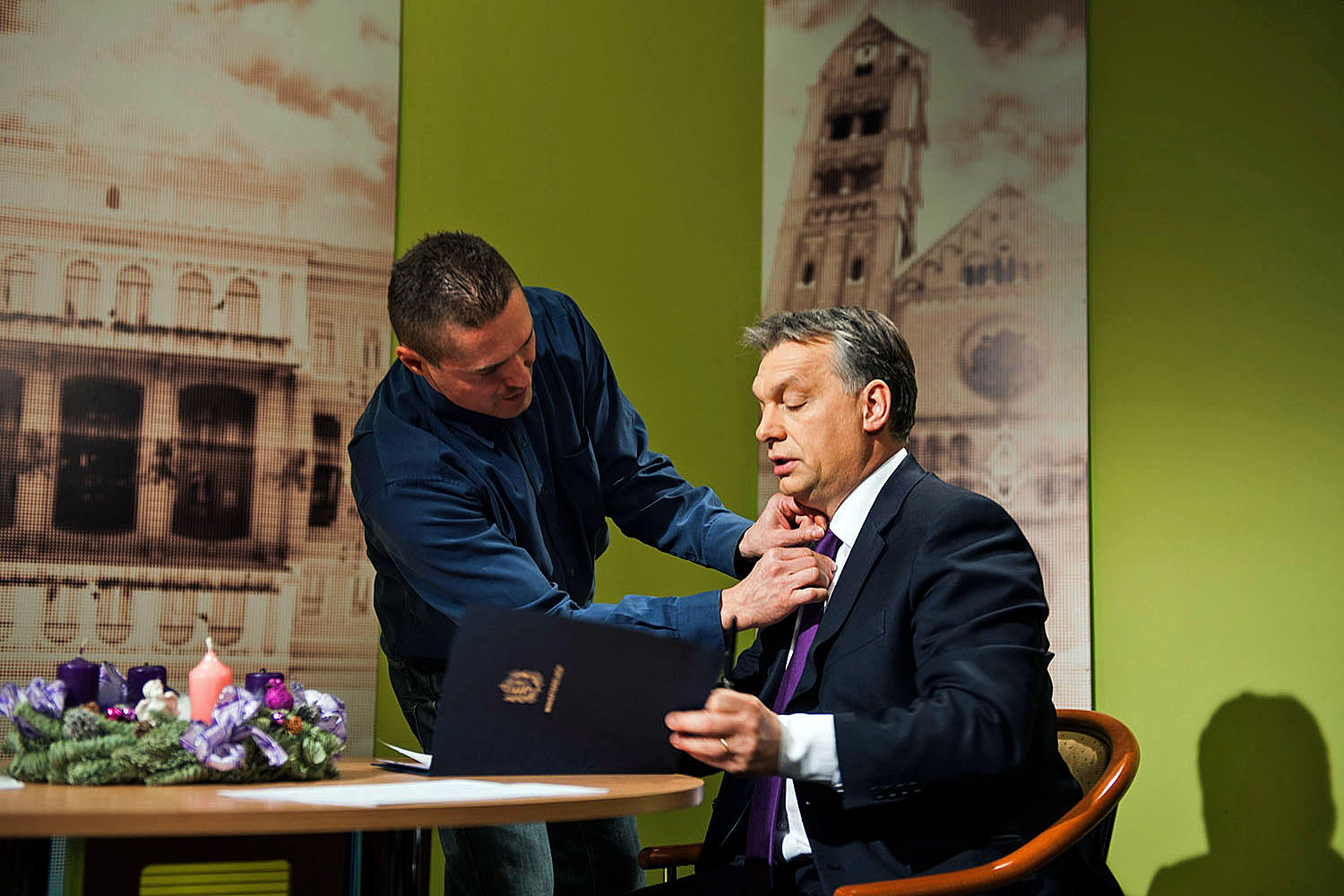 Orbán Viktor kormányfő nyakkendőjét igazítják interjú előtt a nyíregyházi városi tévé stúdiójában