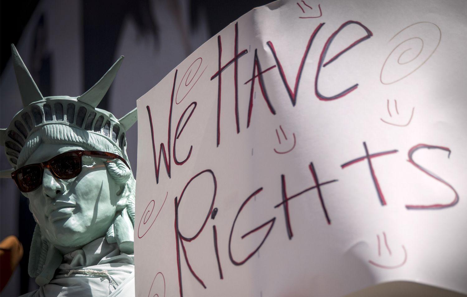 Szabadság-szobornak öltözött férfi augusztusban egy emberi jogi tüntetésen. A gazdasági siker összeegyeztethető a társadalmi felelősséggel