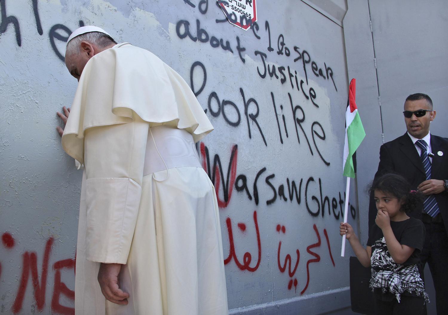 Ferenc pápa az Izraelt a Palesztin területektől elválasztó falnál imádkozik (Reuters: Mheisen Amareen)