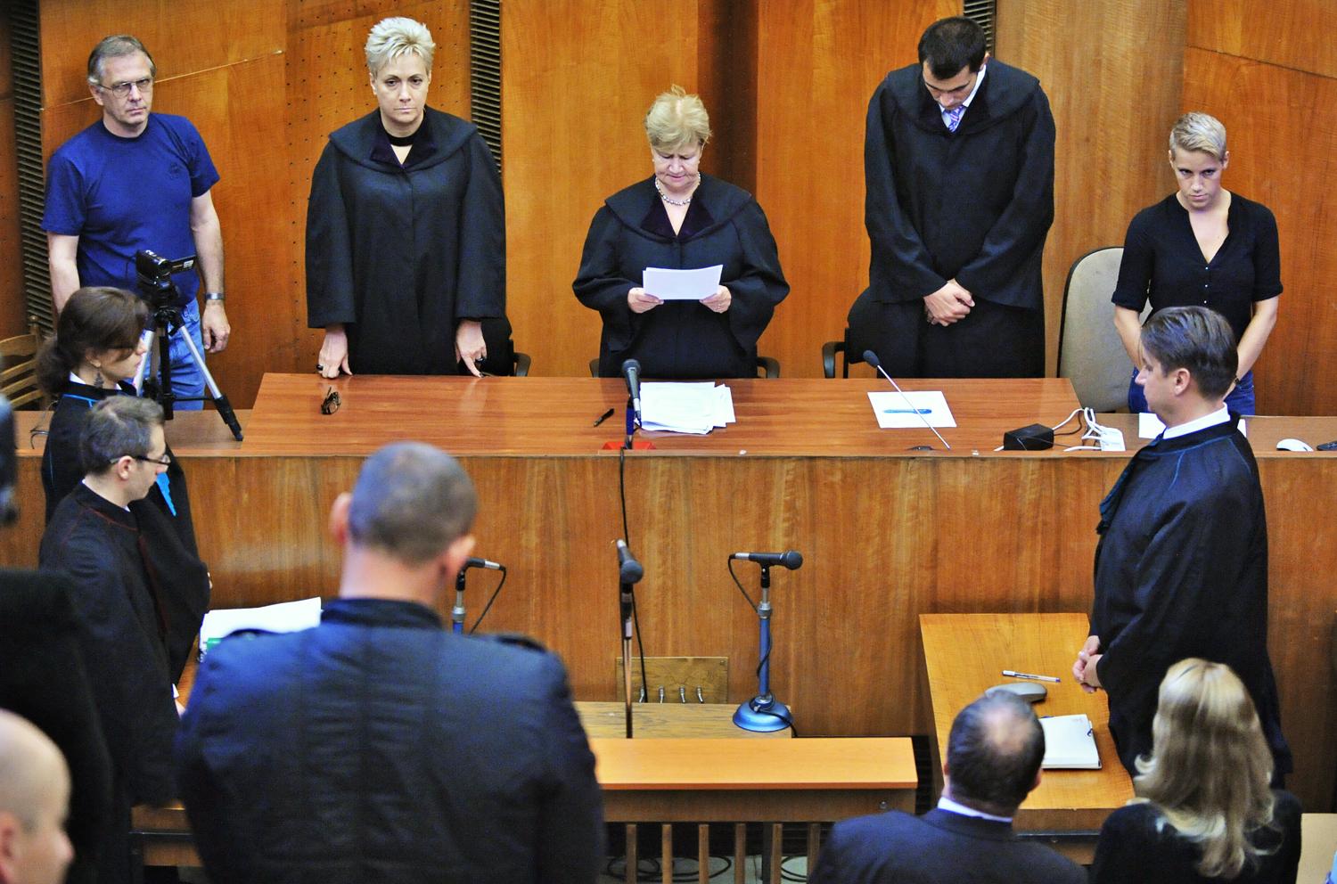 A jogerős ítéletet hallgatja Rezesová (jobbra lent)