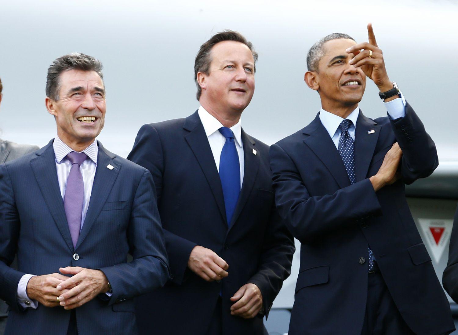 Anders Fogh Rasmussen NATO-főtitkár, David Cameron brit kormányfő Barack Obama amerikai elnökkel az észak-atlanti szervezet walesi csúcson. Oroszország mennyiségileg egyenrangú ellenfél