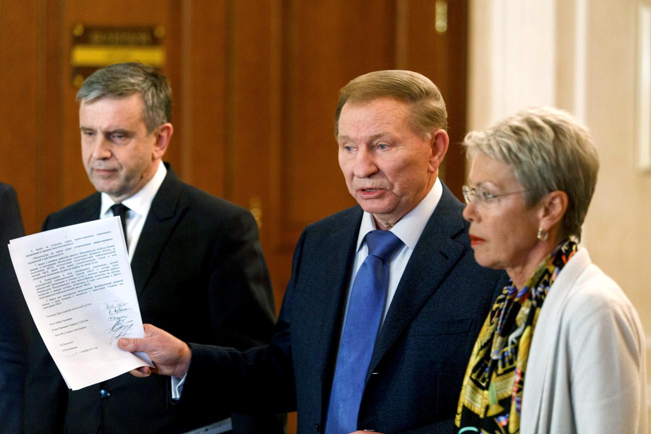 Kucsma volt államfő az aláírt megállapodással Minszkben