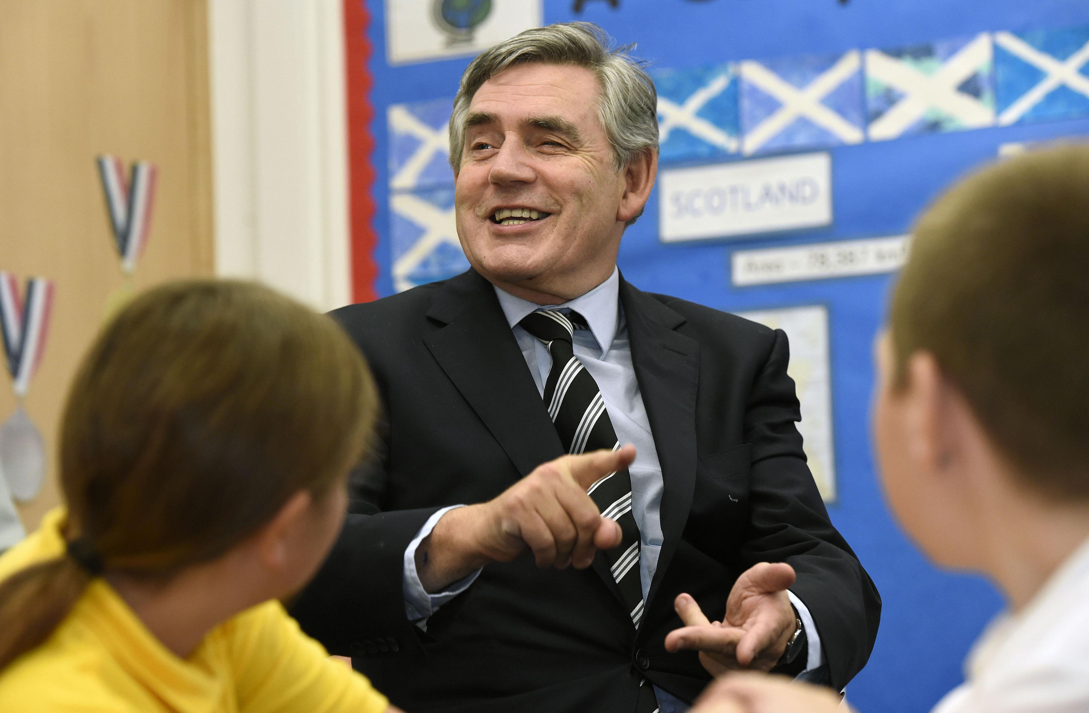 Gordon Brown egy általános iskolát is meglátogatott Fife megyében
