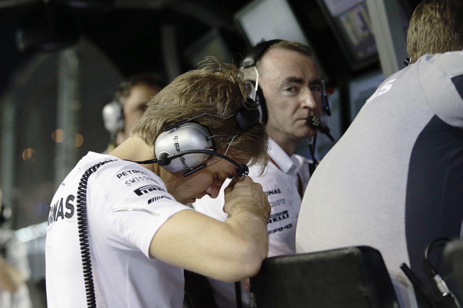Rosbergnek műszaki hiba – a kormánby problémái – miatt fel kellett adnia a versenyt