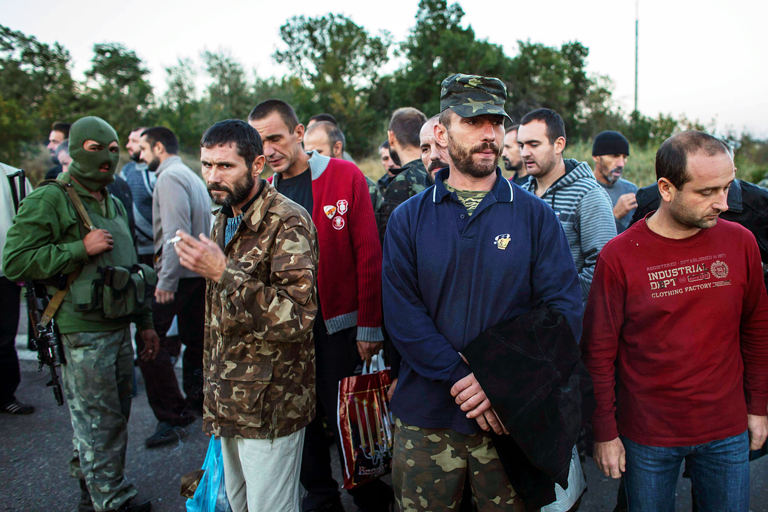 Fogolycsere Donyecknél. Az ukrán erők és az orosz szeparatisták – nemzetközi megfigyelők jelenlétében – 38-38 hadifoglyot engedtek szabadon