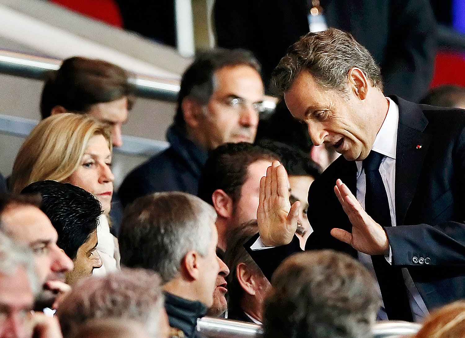 Politika és labdarúgás. Nicolas Sarkozy a Paris St. Germain–Lyon bajnoki meccsen, a visszatérését bejelentő tévéinterjú után
