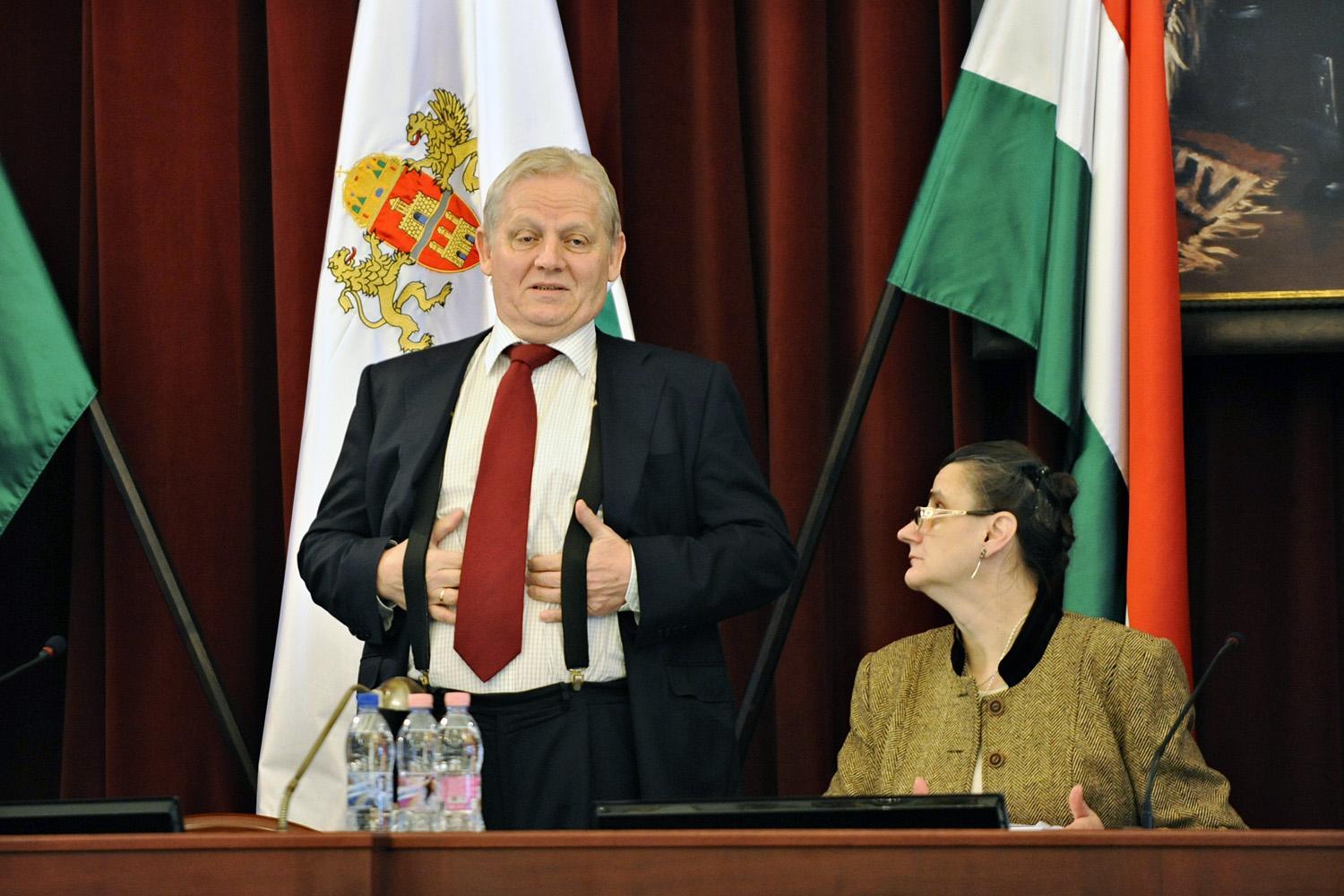 Polgármester helyett kormánybiztosként viselkedik – vádolják Tarlóst a baloldalon