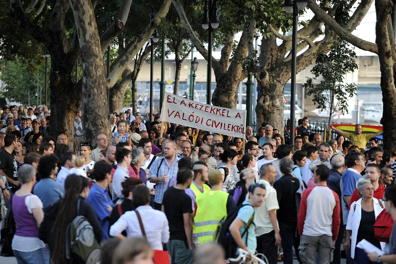 Budapesti tüntetés a Norvég Alap körüli kormányhadjárat ellen