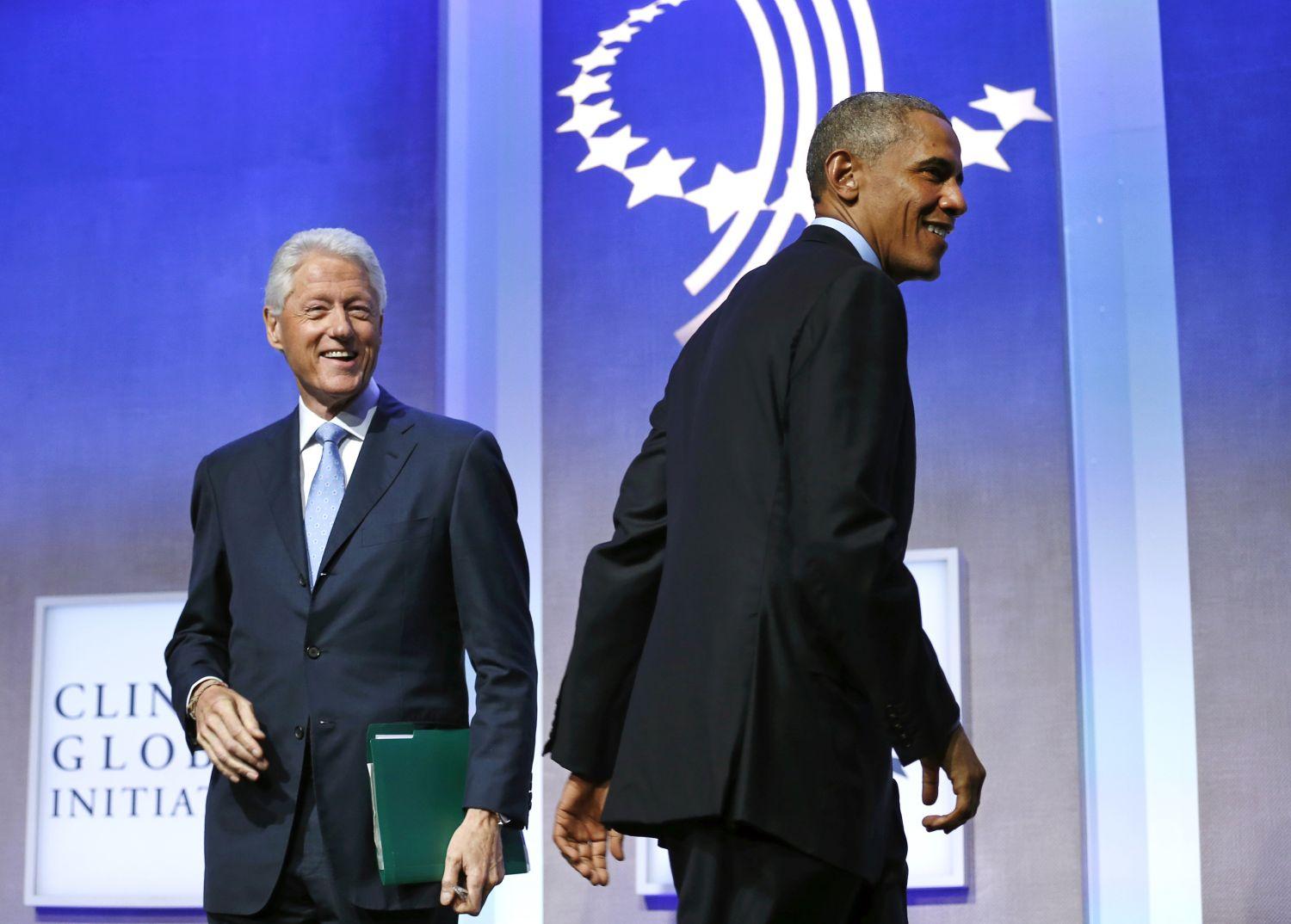 Clinton és Obama a beszéd előtt. Az exelnök pár napja pénzéhesnek és hatalommániásnak nevezte Orbánt