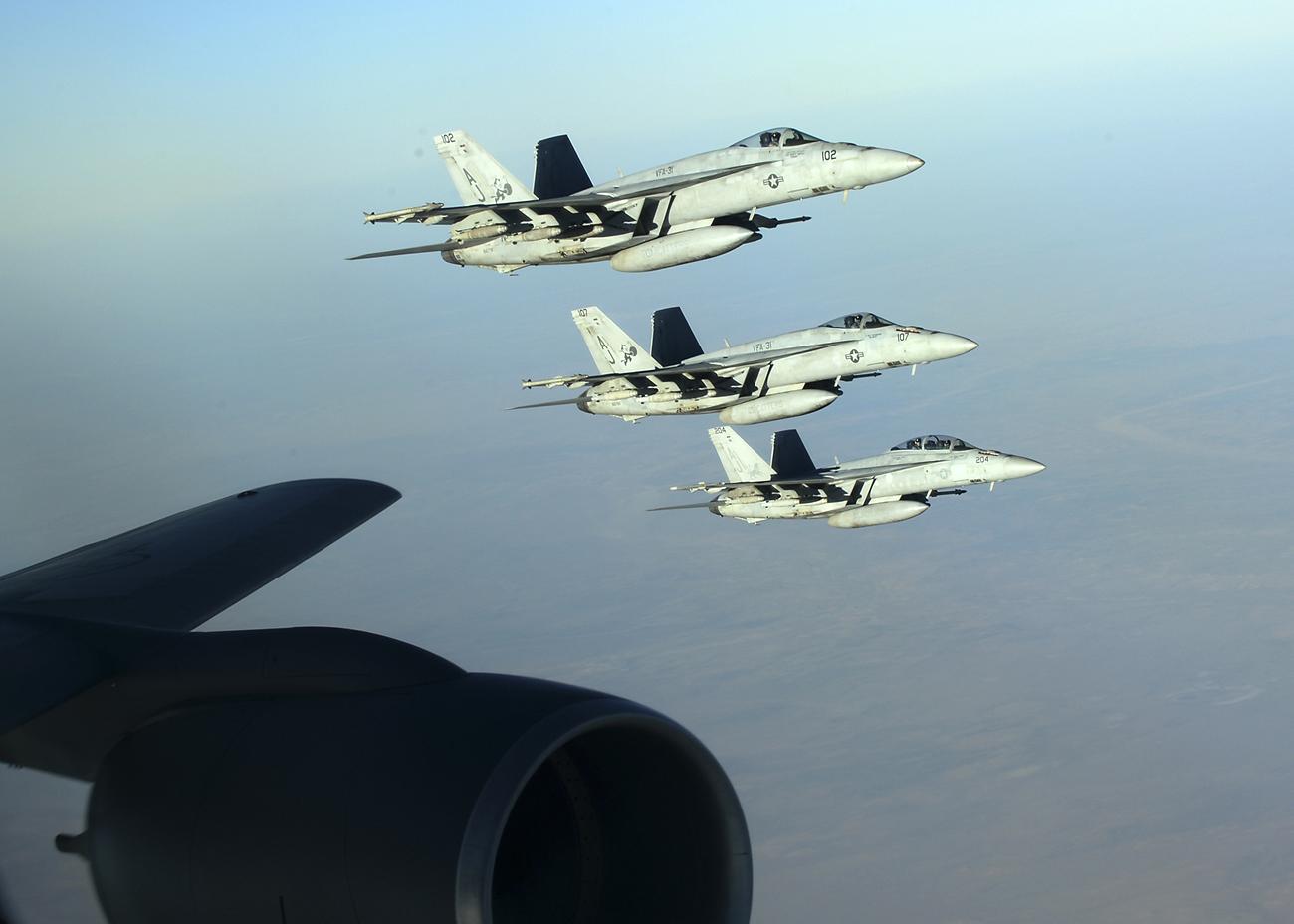 Az Egyesült Államok haditengerészetének gépei repülnek Irak fölött.