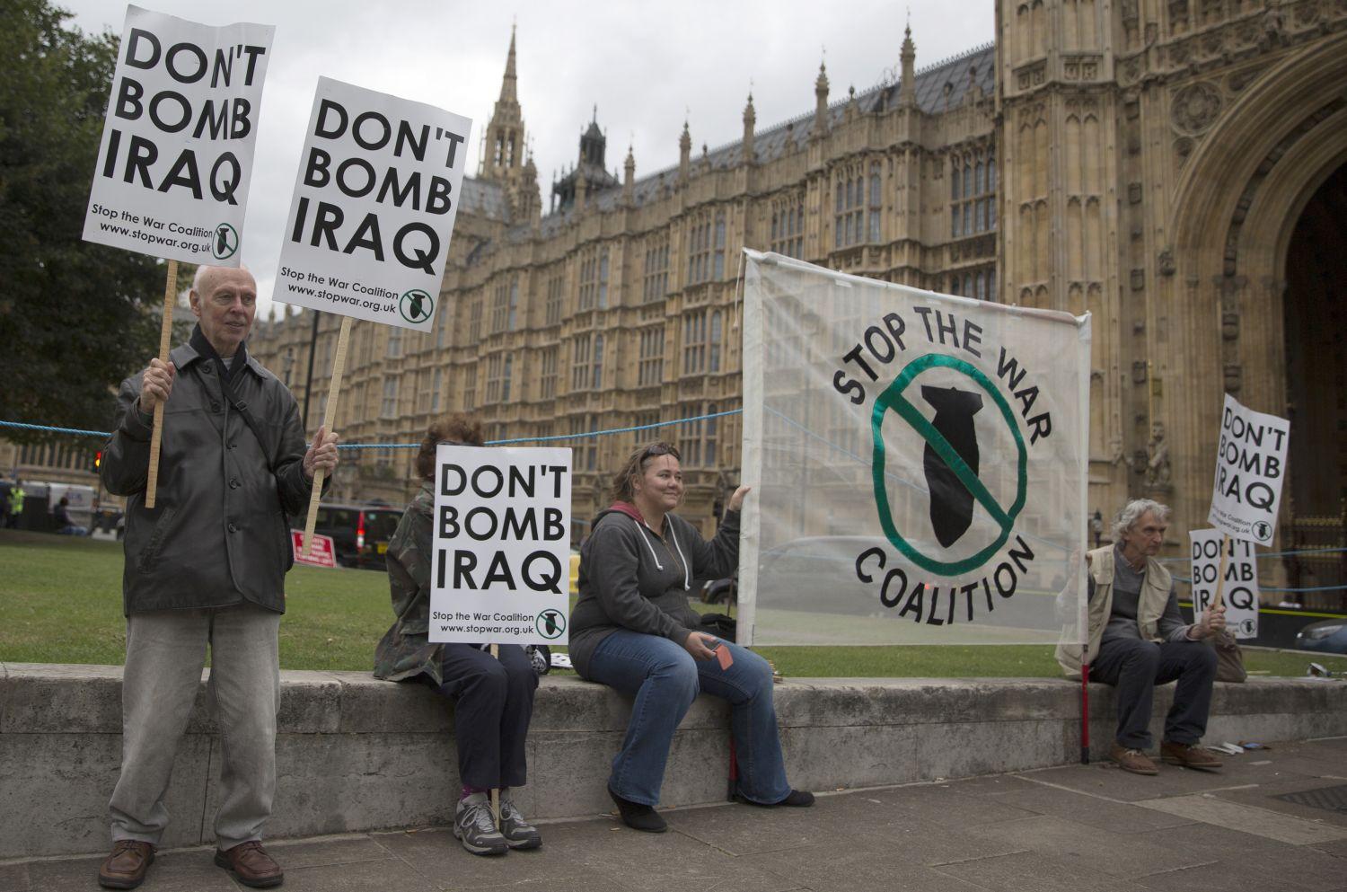 Tüntetők a brit parlament előtt. Egyszer már bementek