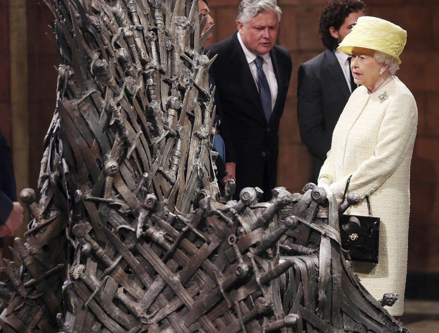 Trónok egymás közt. II. Erzsébet az HBO-sorozat, a Trónok harca emblematikus díszletével a belfasti forgatáson