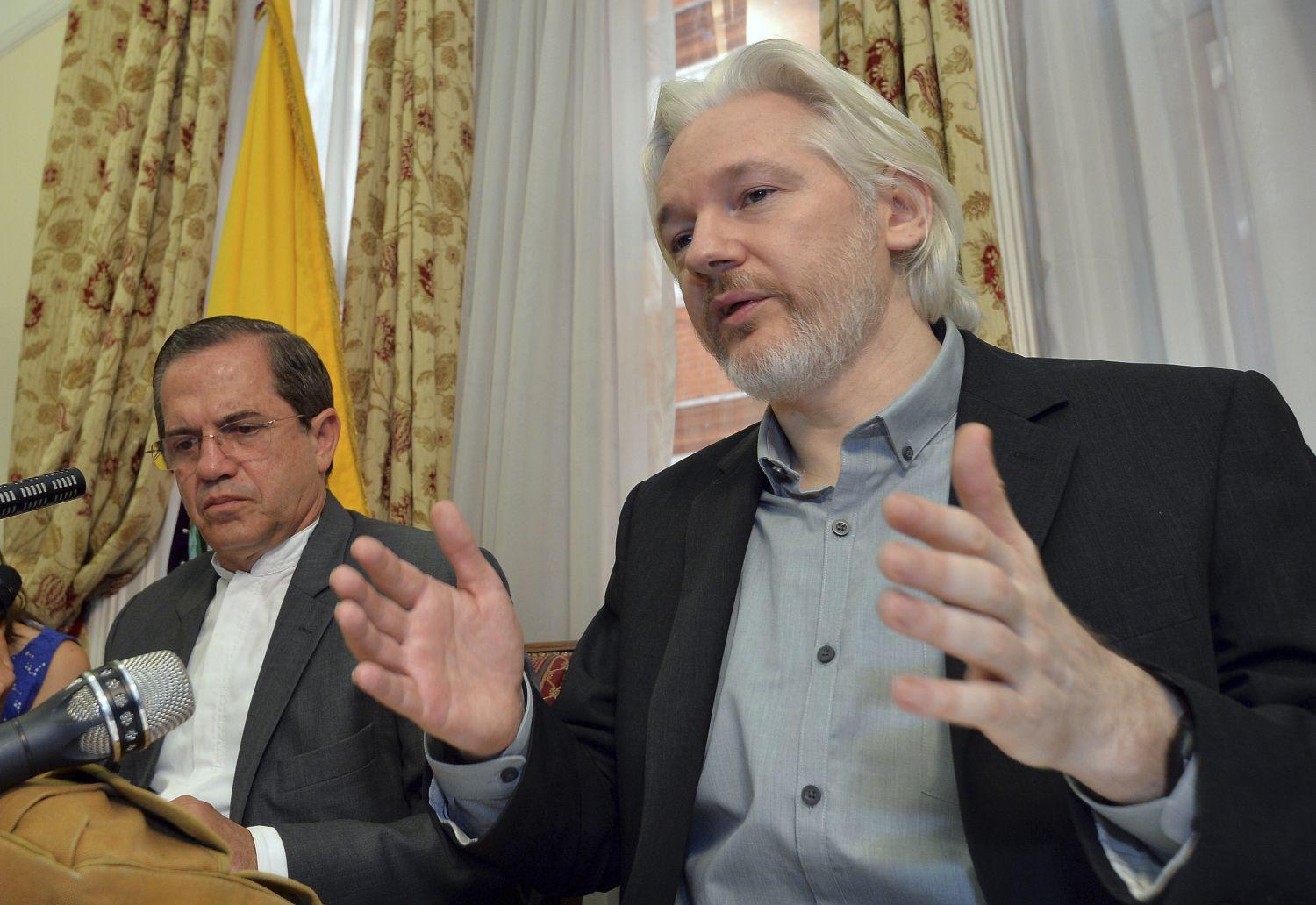 Assange hétfőn Patinóval az oldalán. Valószínűtlen, hogy a svédek kiadják