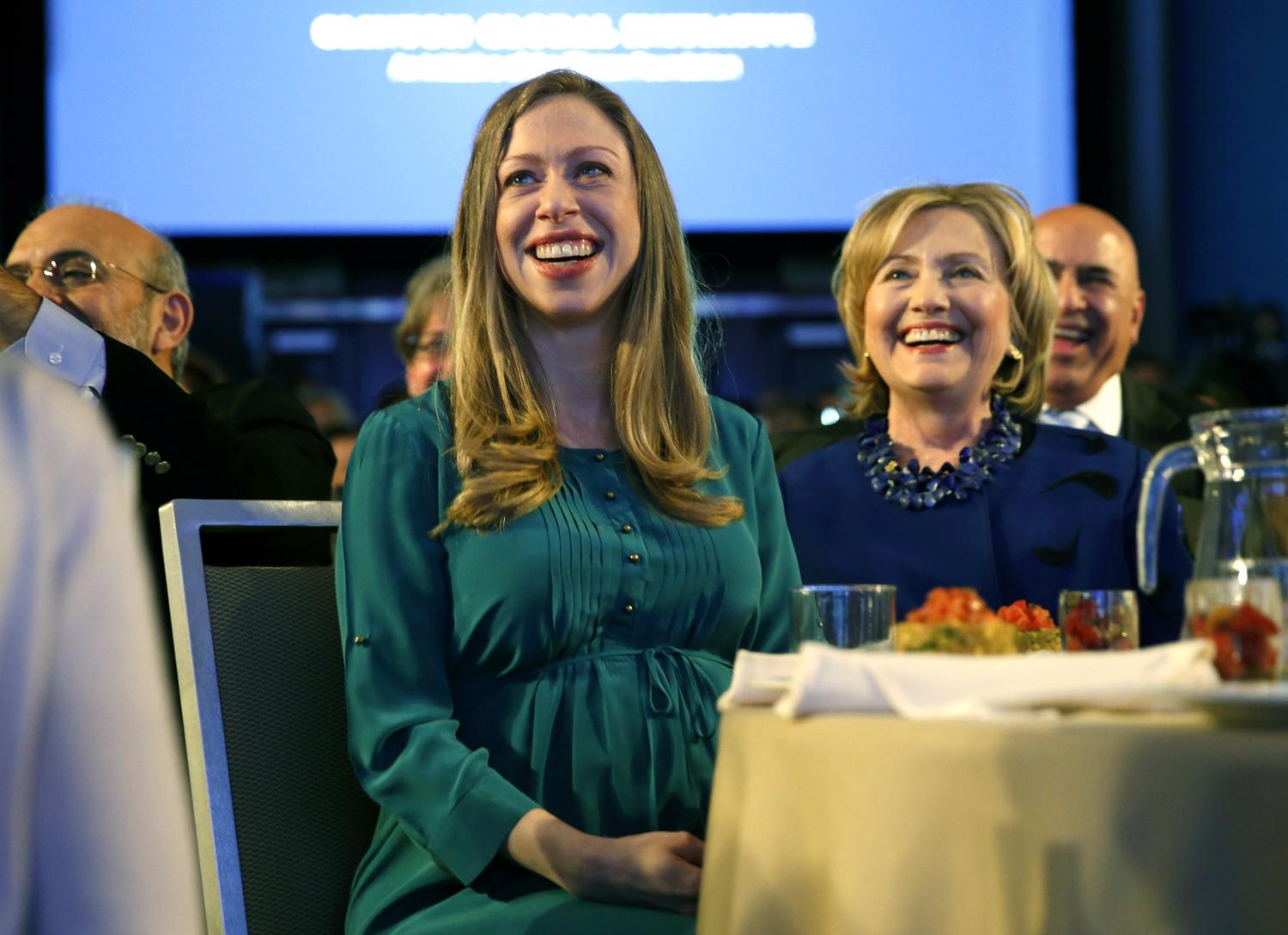 Chelsea (balra) és Hillary Clinton