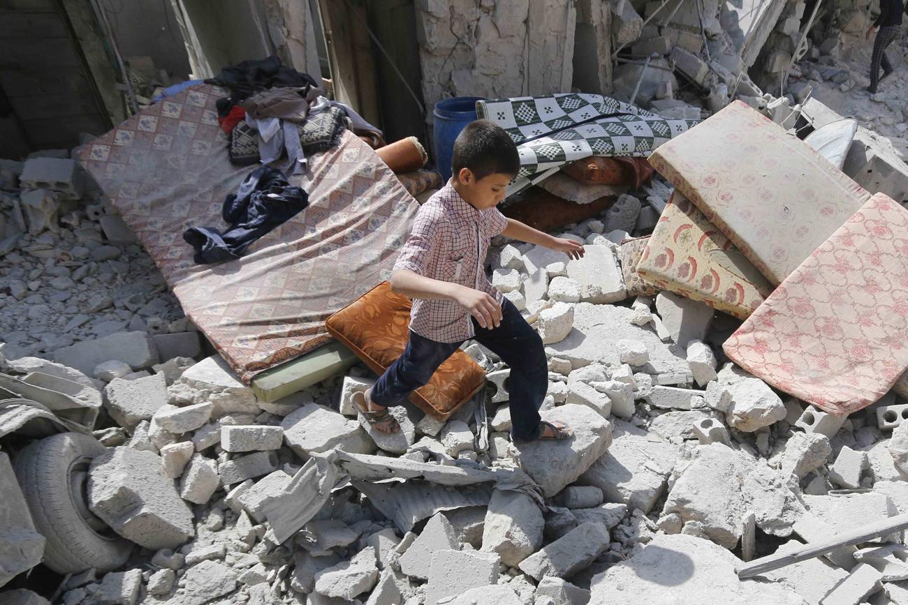 A kormány által ledobott hordóbomba pusztította ház Aleppóban. Basár el-Aszad szíriai elnök a légicsapások ellenére folytatja a háborút a szíriai ellenzékkel
