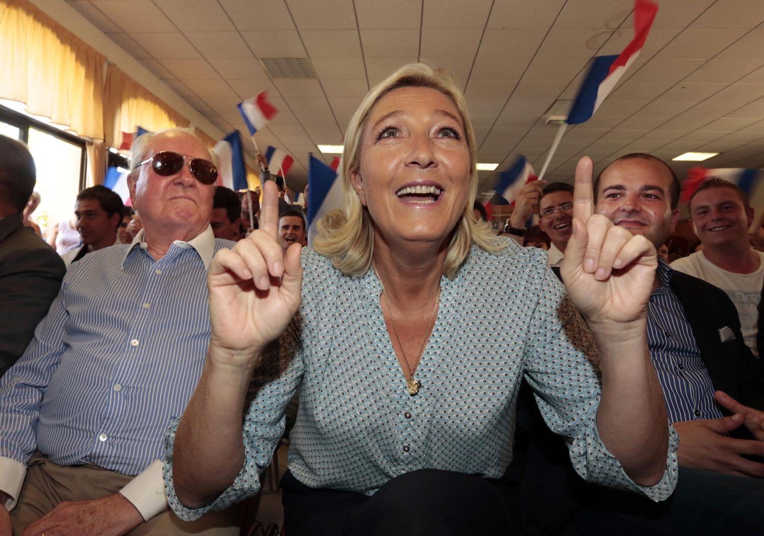 Egyre feljebb. Jean-Marine Le Pen, a pártelnöki tisztséget viselő lánya és Rachline a Nemzeti Front nyári egyetemén szeptemberben Fréjusben