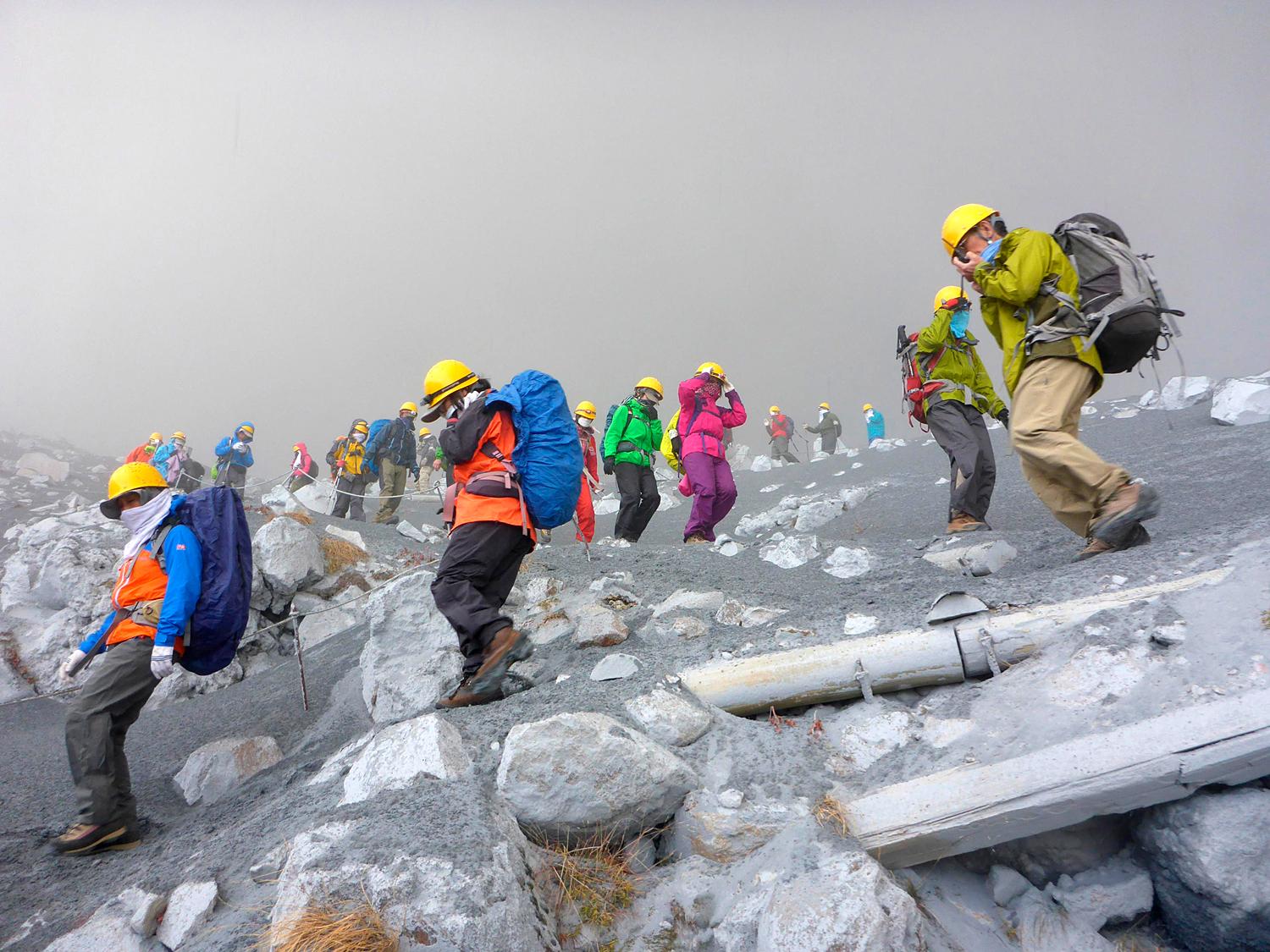 Az Ontakéről több mint 200 embert mentettek ki. A vulkán 30 halálos áldozatot szedett