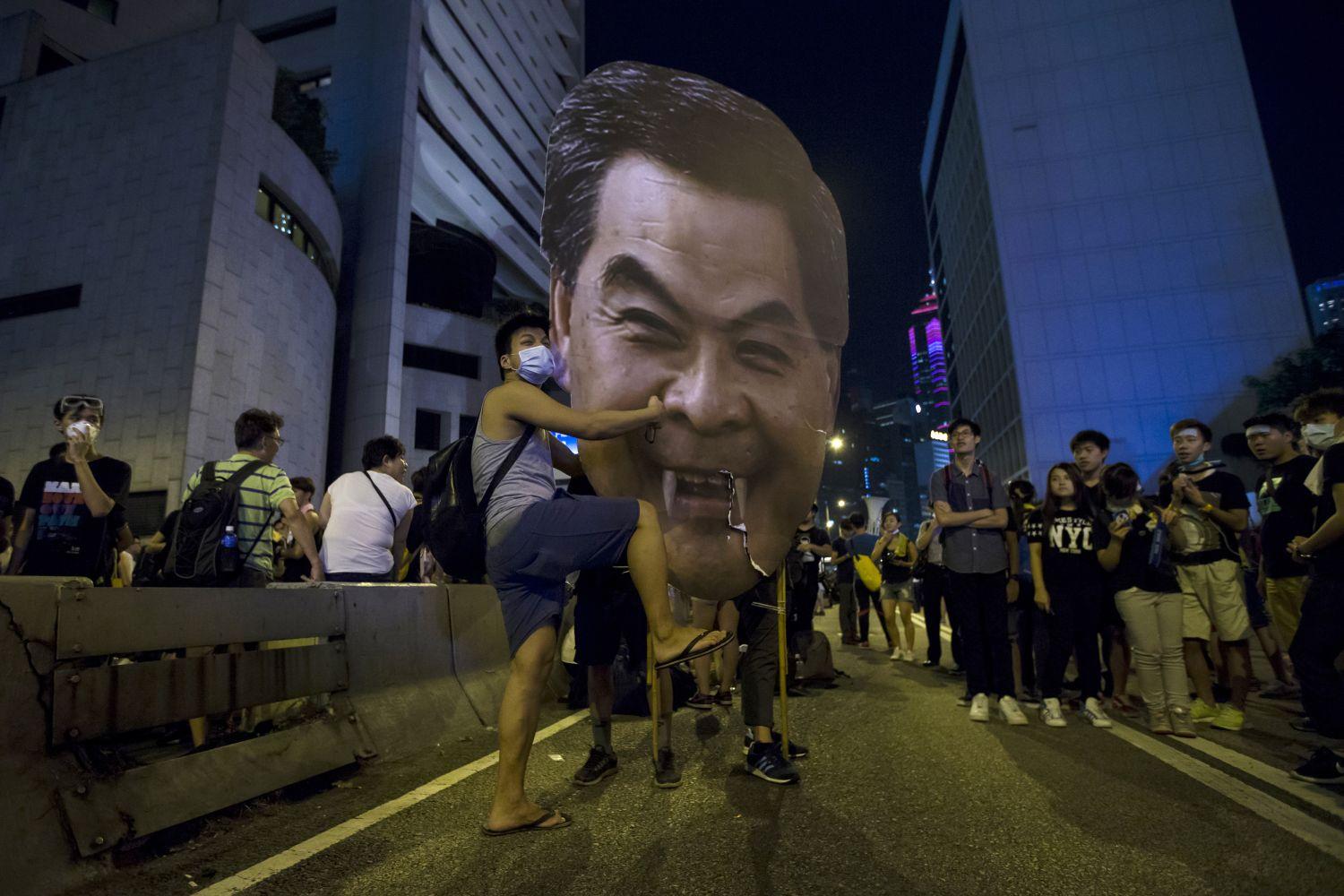 A tüntetők által vérszívónak tartott Leung Csun-jing kormányzó lehet az, akit Peking végül feláldoz a megoldás érdekében