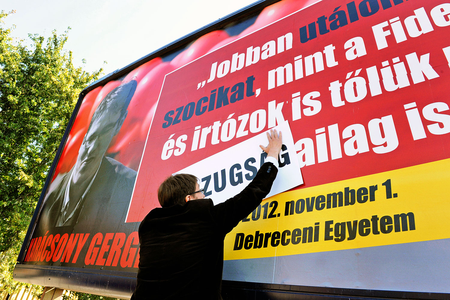 Karácsony Gergely átragasztotta a róla hazugságot állító plakátot Zuglóban