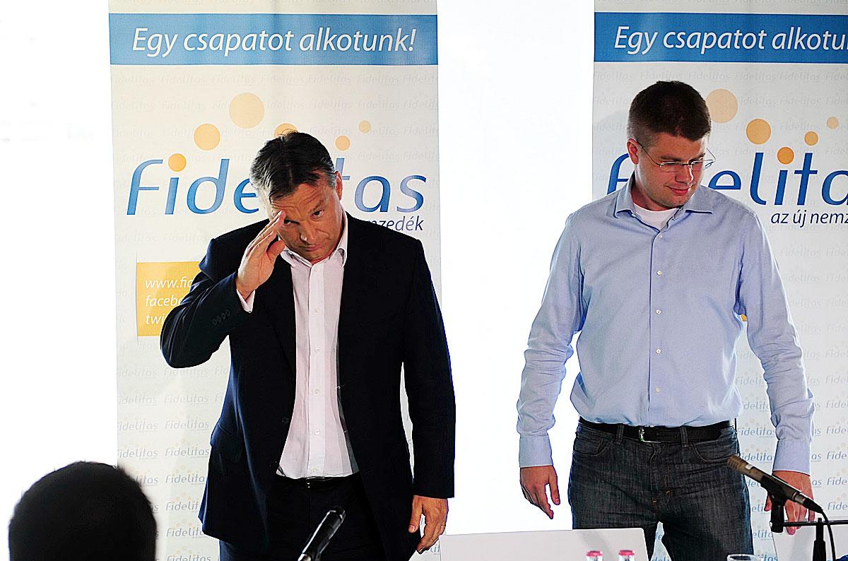 Orbán Viktor 2012 júliusában Ágh Péter vendégeként a Fidelitasnál. a miniszterelnök akkor úgy nyilatkozott, a Fidelitasnak nincs versenytársa a pályán