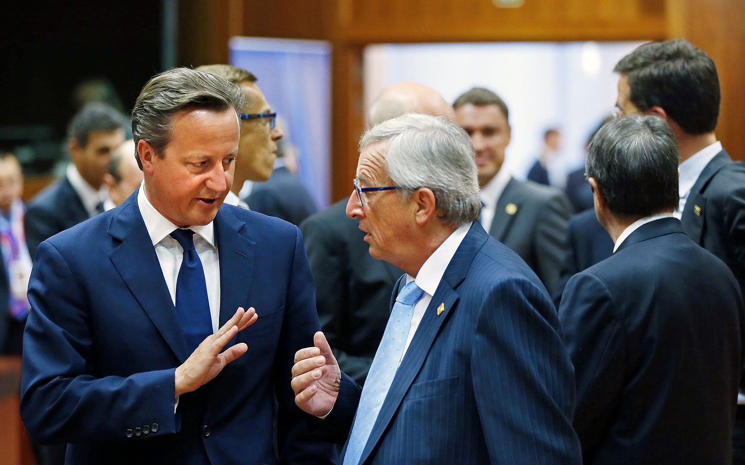 David Cameronnak vitája van Jean-Claude Junckerrel