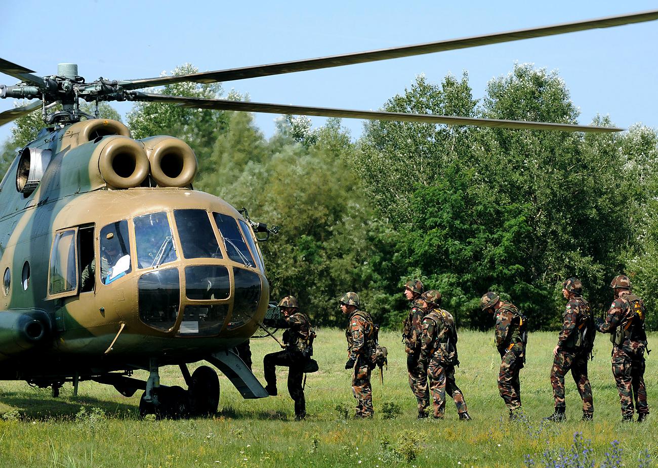 Katonák szállnak be egy MI-8 típusú helikopterbe a Bornemissza Gergely Felderítő Zászlóalj helikopteres kiképzésén a Magyar Honvédség hajdúhadházi kiképzőbázisán. Rövid távú megoldást jelentenek