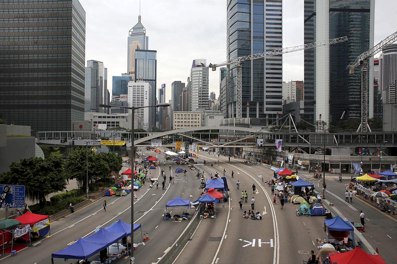 Tüntetők sátrai a Hongkong pénzügyi központja felé vezető úton