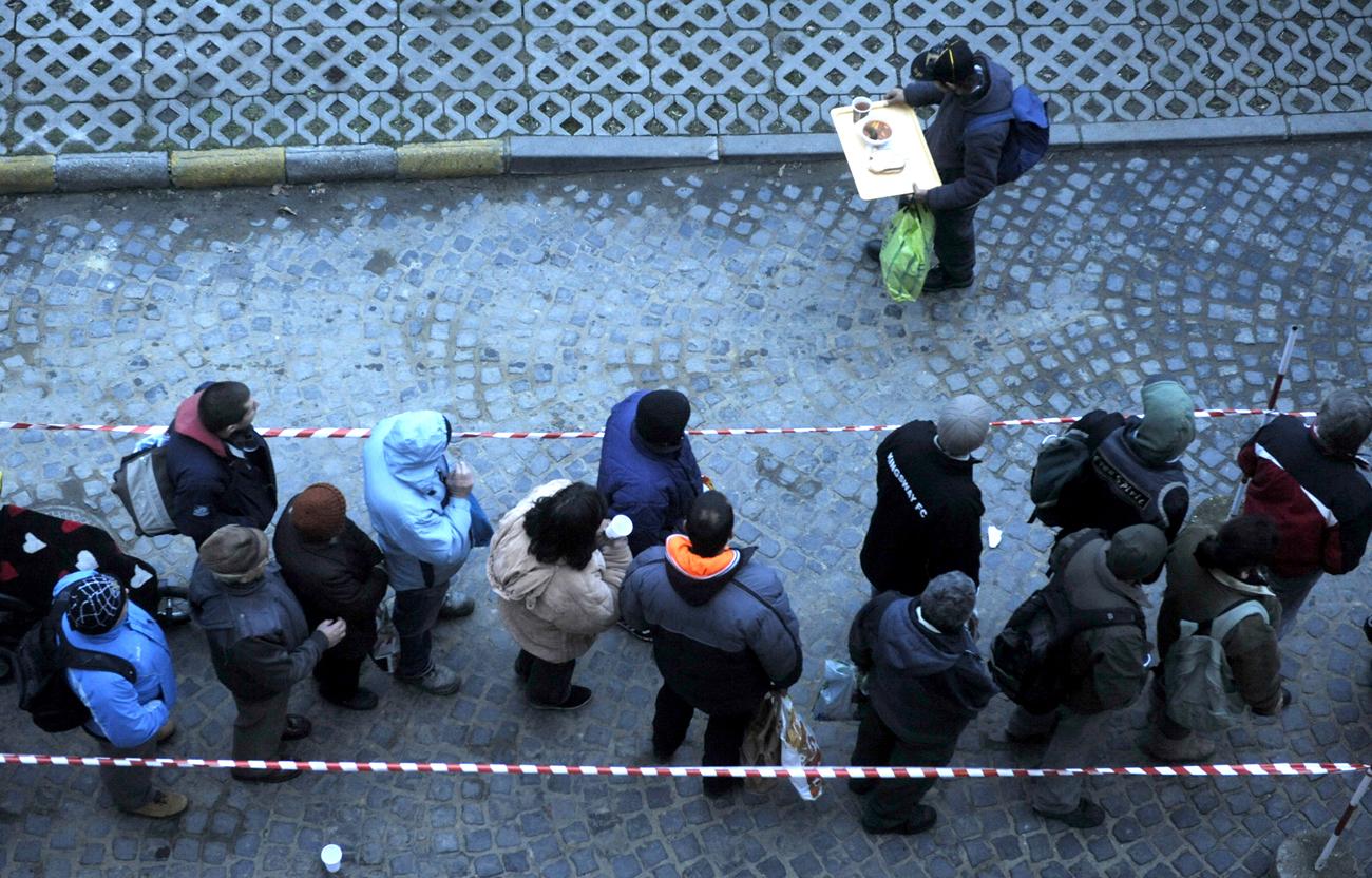 A Máltai Szeretetszolgálat ételosztása a Batthyány tér közelében, januárban
