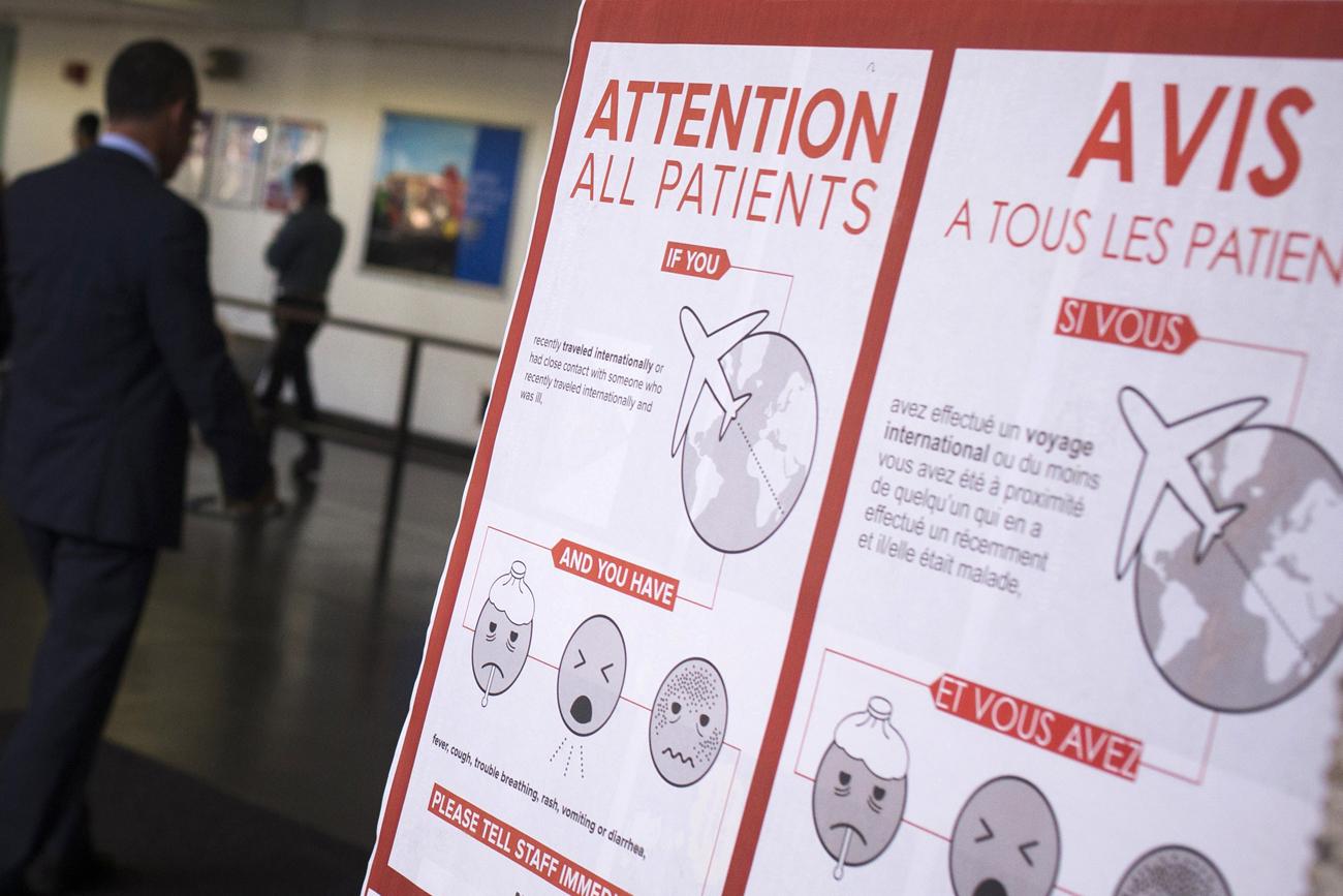 A manhattani Bellevue kórházban is táblák figyelmeztetnek az ebola tüneteire.