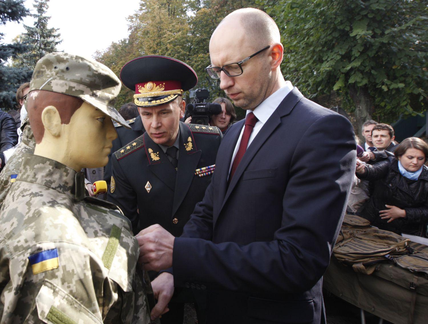 Arszenyij Jacenyuk ukrán miniszterelnök egyenruhát vizsgál Valerij Heletej védelmi miniszterrel az oldalán. Stratégiájuk már csak az oroszoknak van?