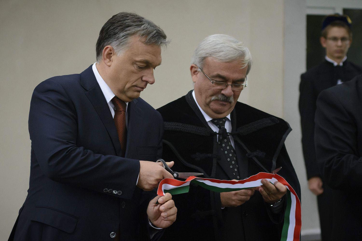 Orbán és Kató. Hála, túljelentkezés