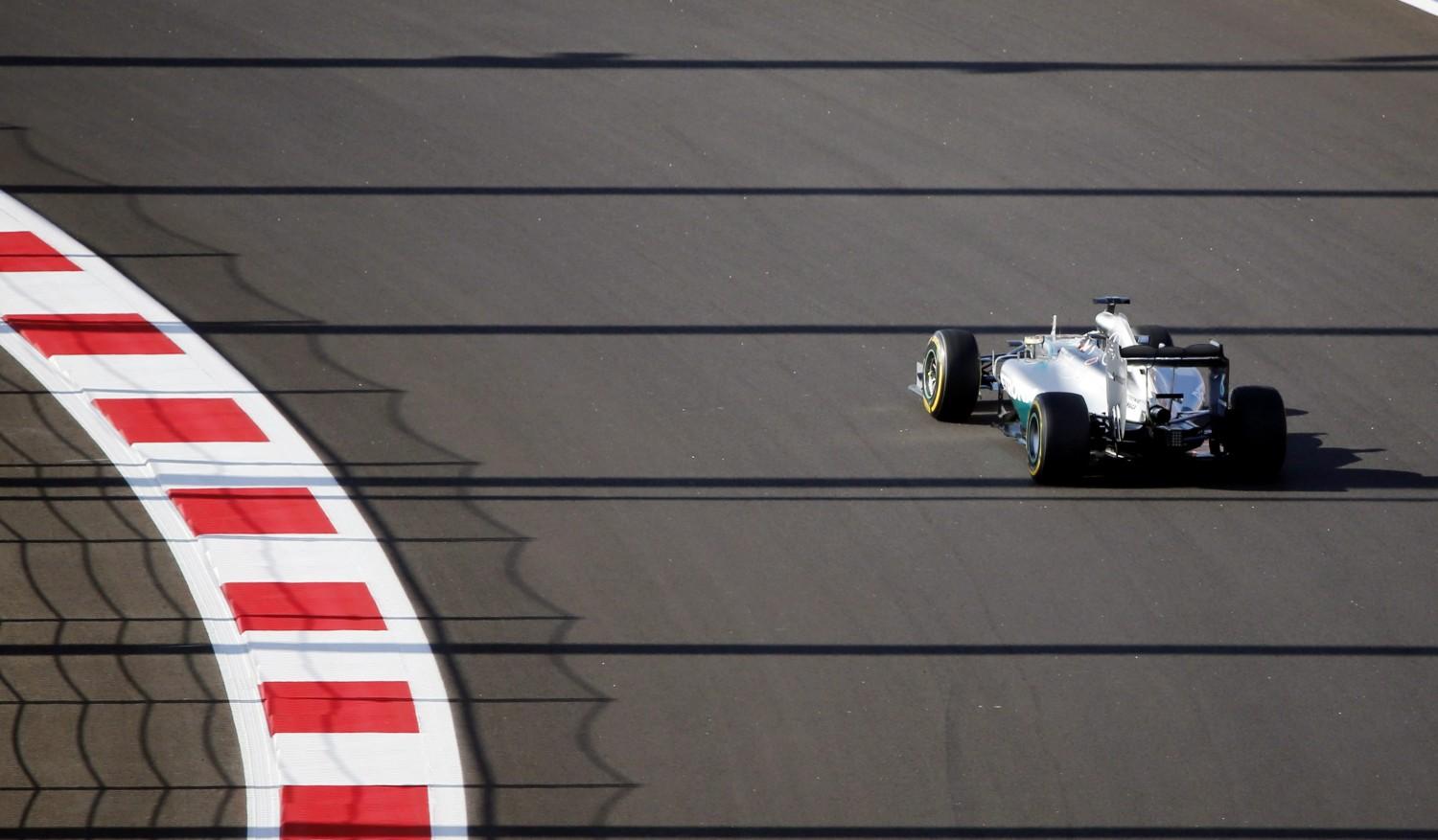 Lewis Hamilton halad magányosan az Orosz Nagydíjon