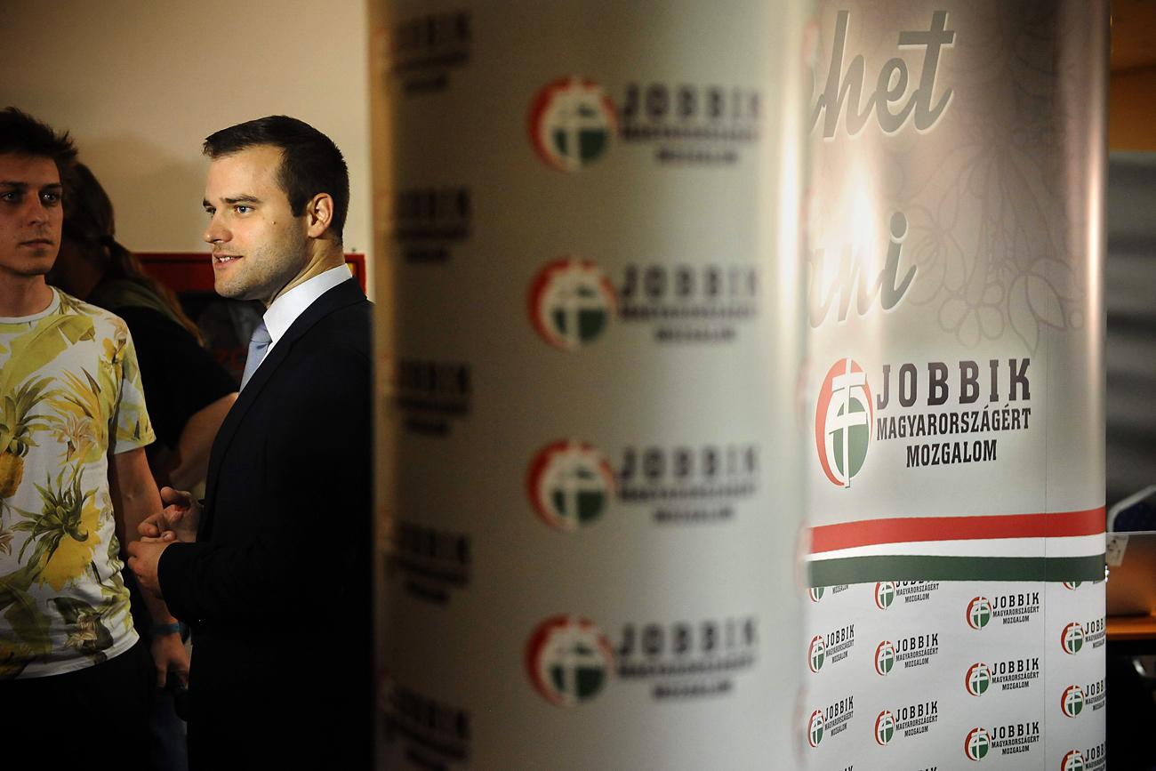Staudt Gábor, a Jobbik főpolgármester-jelöltje. Neki nem jött össze, de a szélsőjobboldali párt hét polgármester-jelöltjének igen