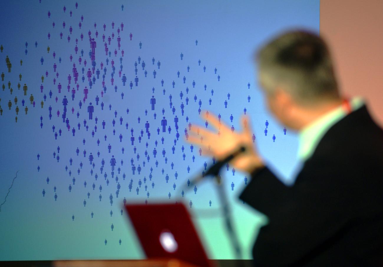 Barabási Albert László fizikus, az amerikai Harvard Egyetem hálózati kutatója tart előadást a 15. Internet Hungary konferencián Siófokon 
