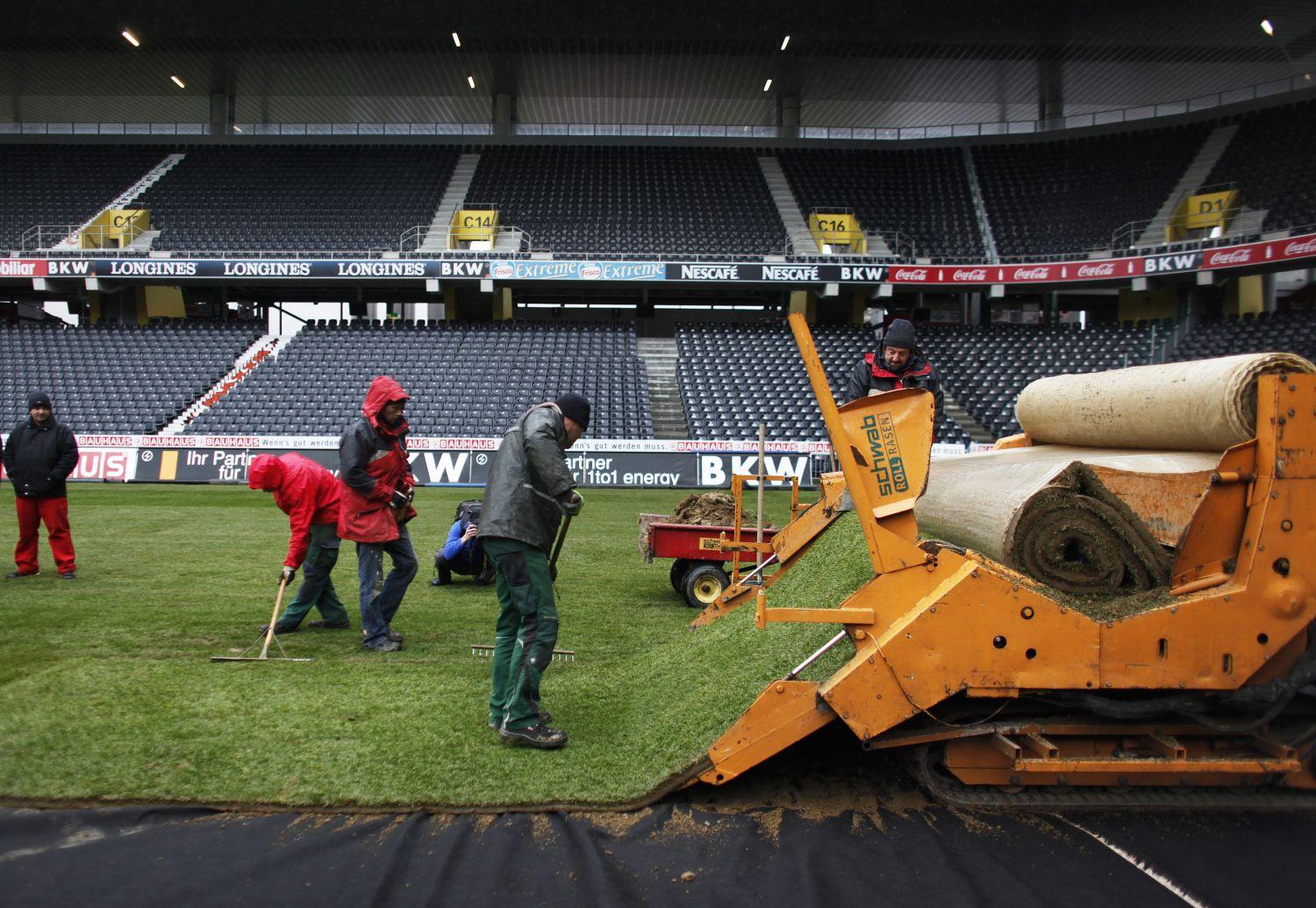 Hátraarc - valódi füvet fektetnek egy műfüves rétegre a berni Stade de Suisse-ben