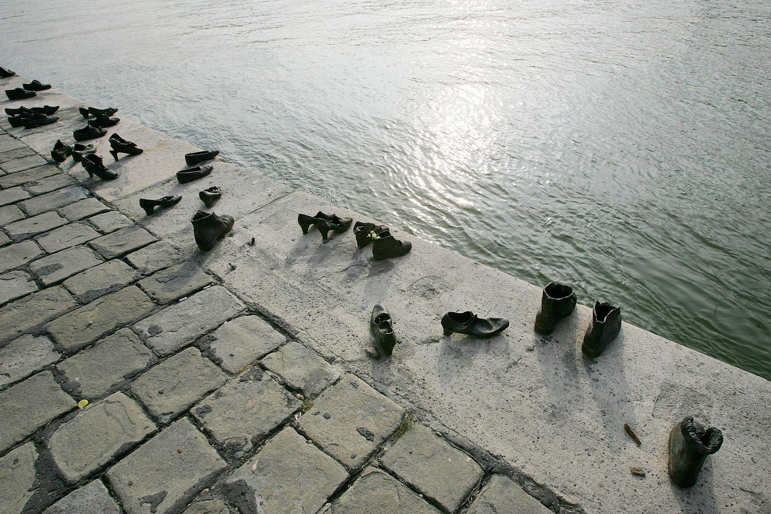 A Duna-parti Cipők  az érvényes emlékmű példája
