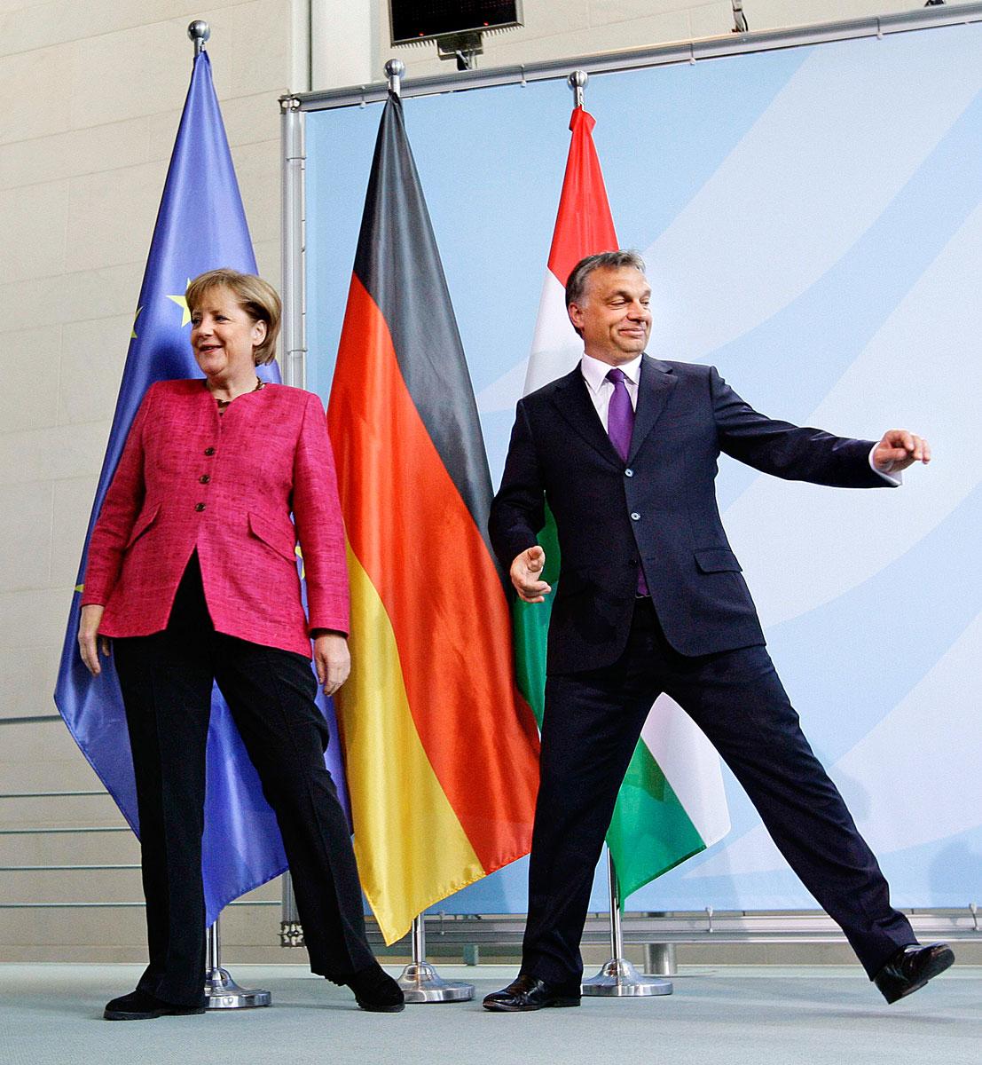 Merkel és Orbán egy 2011-es sajtótájékoztató után. Itt a mikrofont sem adják ki a kezükből