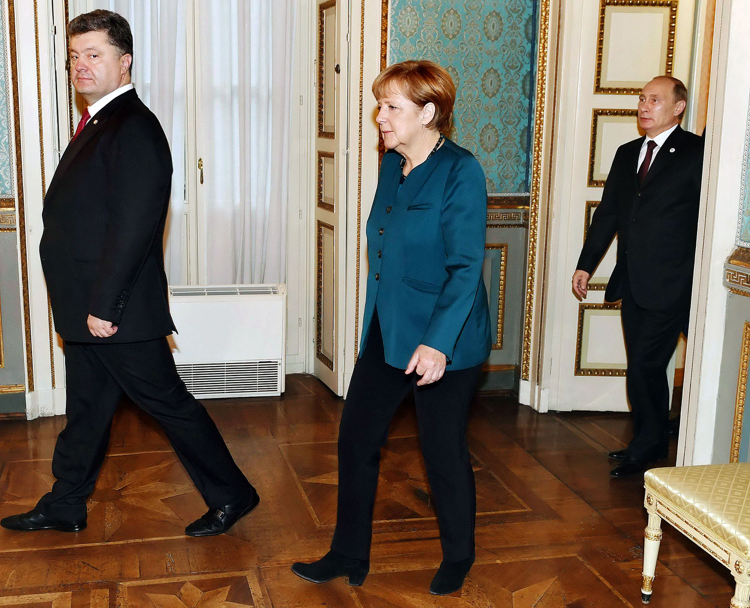 Látszólag egy irányba mennek. Porosenko (balra), Merkel és Putyin milánói különtalálkozója
