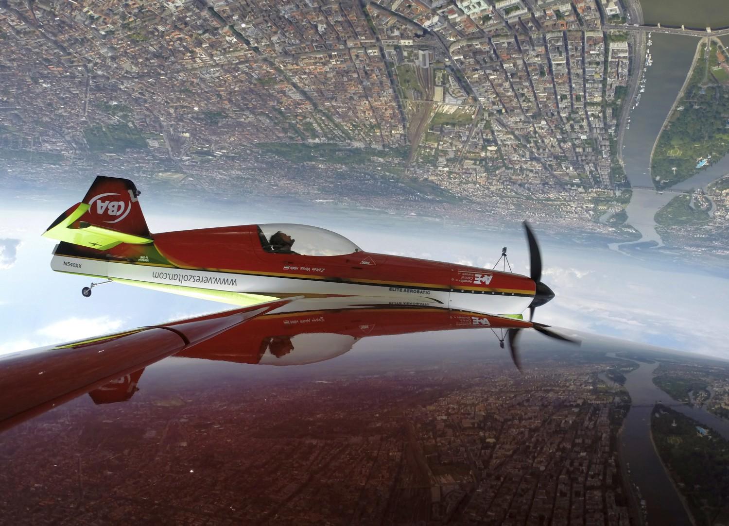 Veres Zoltán száll Budapest felett. A képet a repülő szárnyán elhelyezett GoPro kamera rögzítette, a túloldalon látható a párja