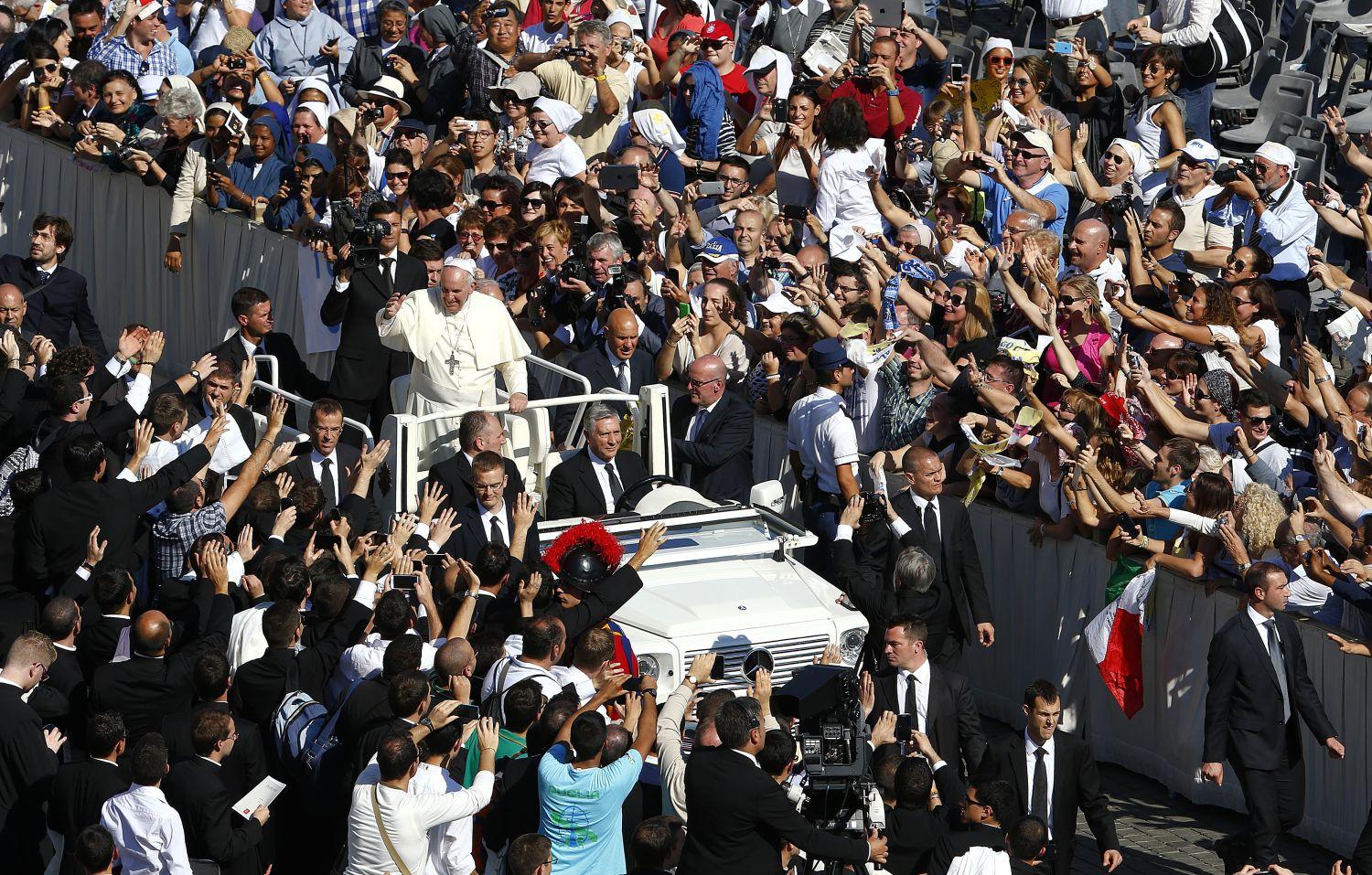 A pápa a katolikus hívek körében. A püspökök között nem anníyira népszerű