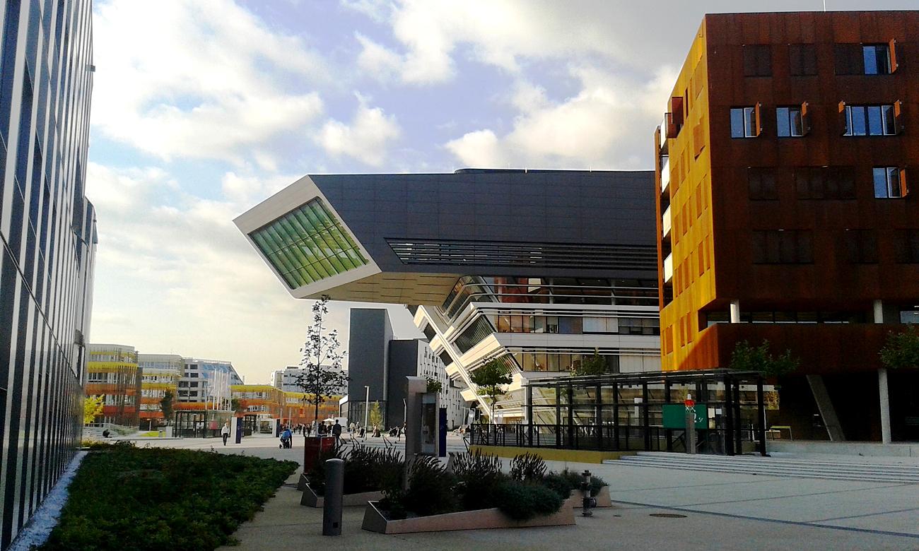 Zaha Hadid hamburgi irodája által tervezett tanulmányi központ és könyvtár valódi ikonja lett az új campusnak