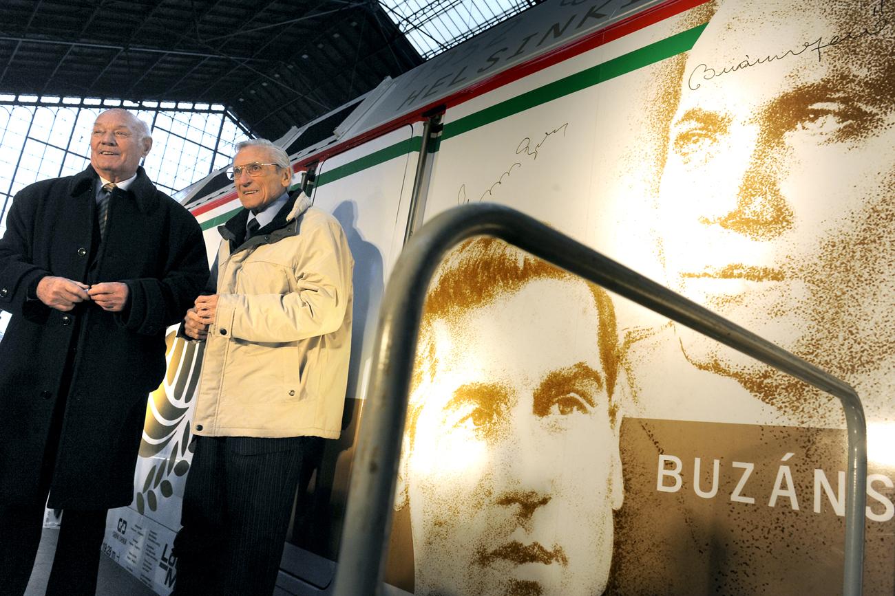 Buzánszky Jenő és Grosics Gyula három éve, a 6:3 évfordulójára útnak indított, az Aranycsapat előtt tisztelgő MÁV-mozdonnyal. Kapnak néhány nevet
