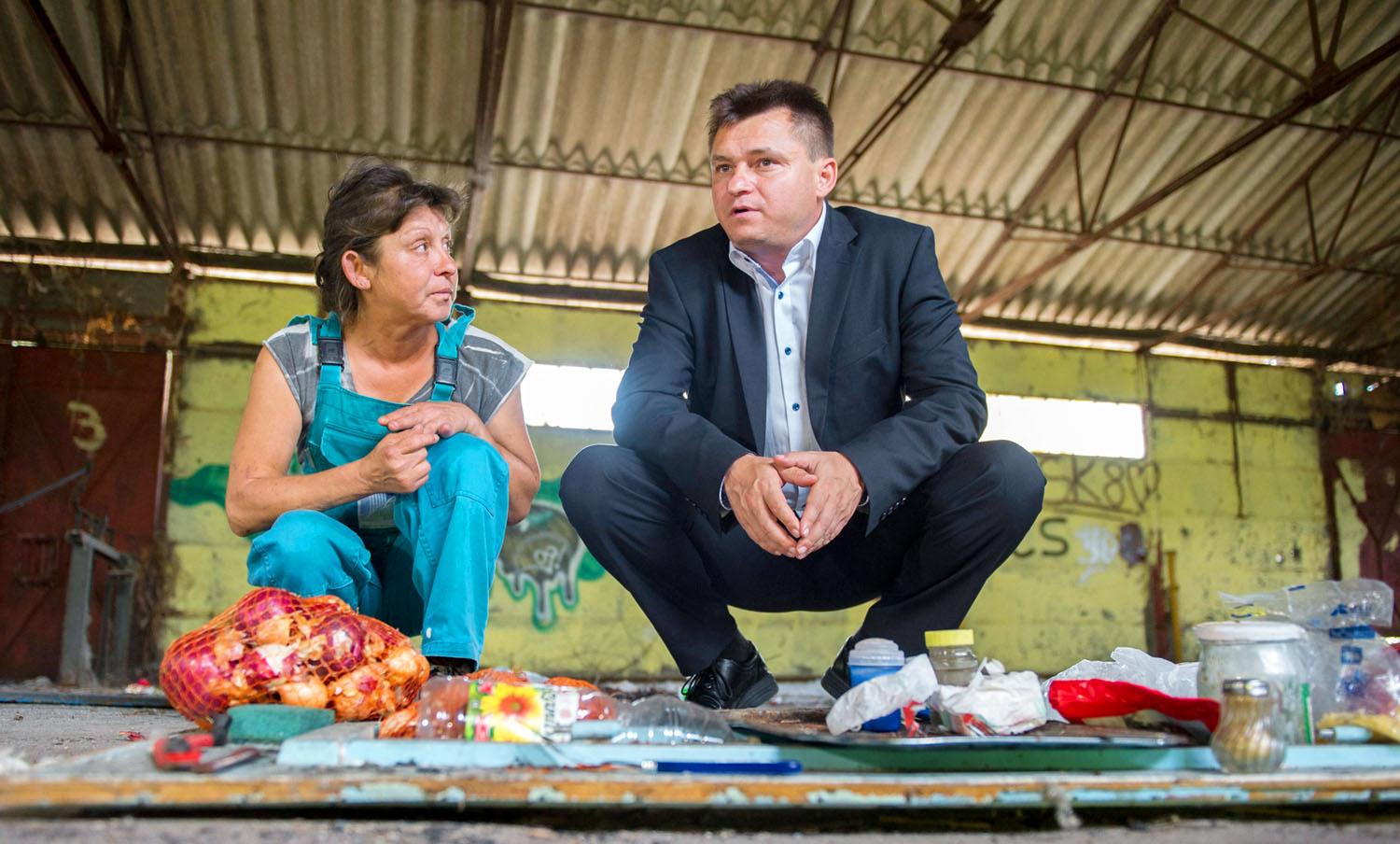 Kothencz János, a Fidesz–KDNP polgármesterjelöltje a kampányban egy hajléktalan nővel beszélgetett a MÁV használaton kívüli épületénél 