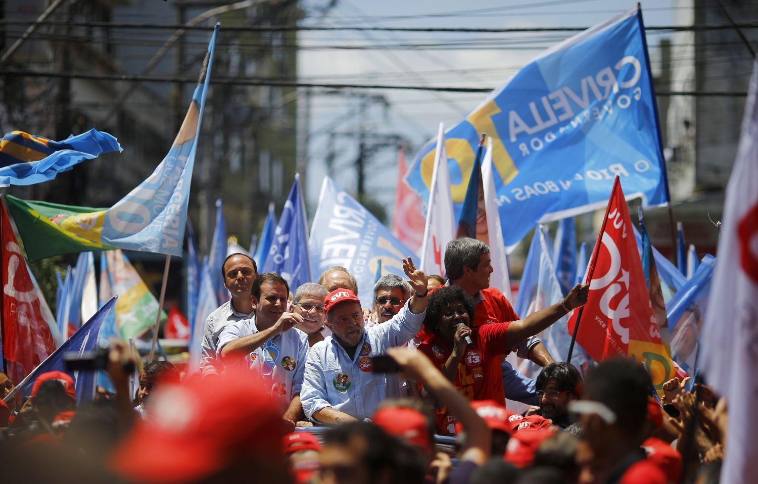 Lula da Silva (középen) kampányol