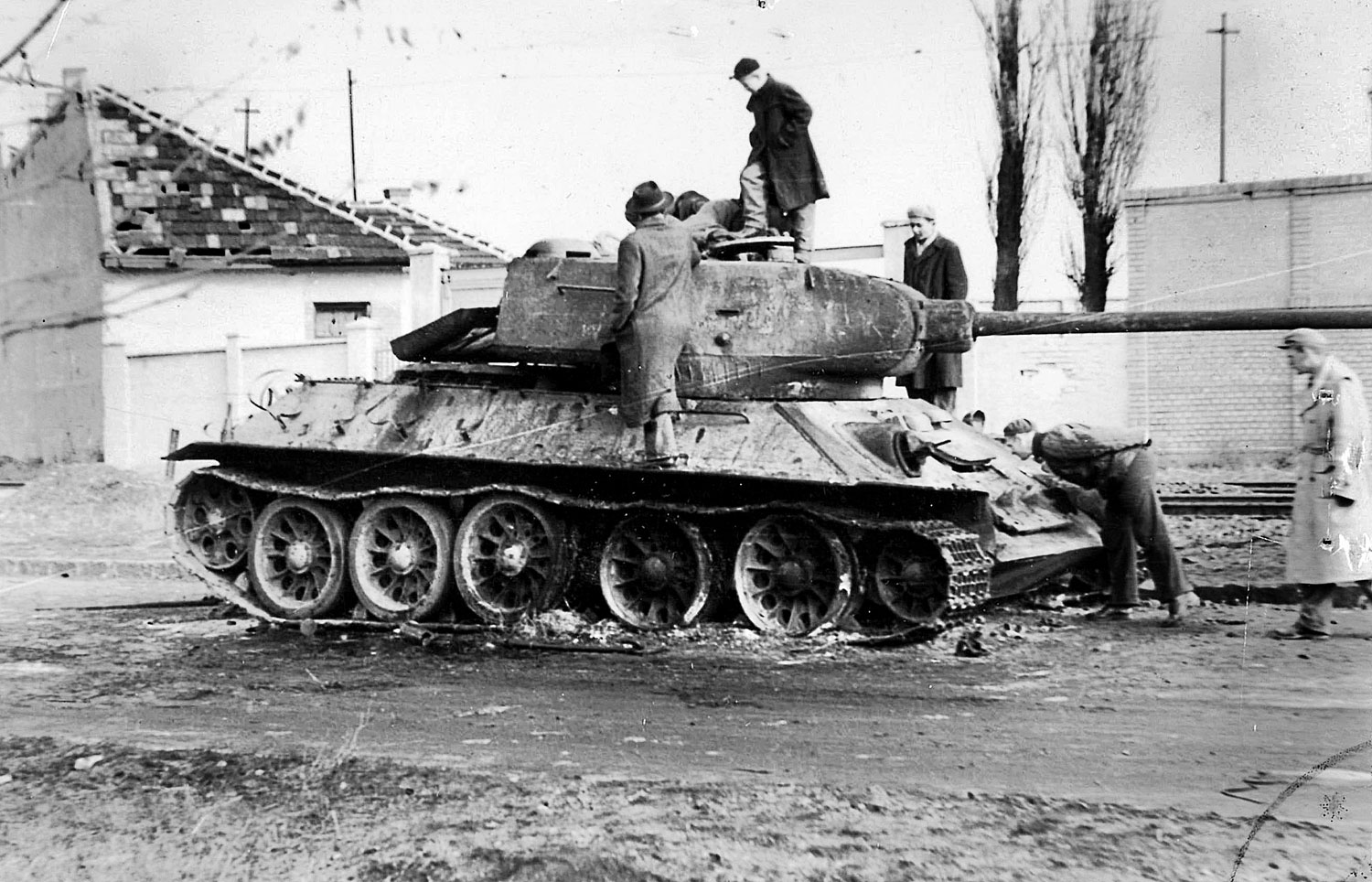 A felkelők birtokba vesznek egy kilőtt tankot