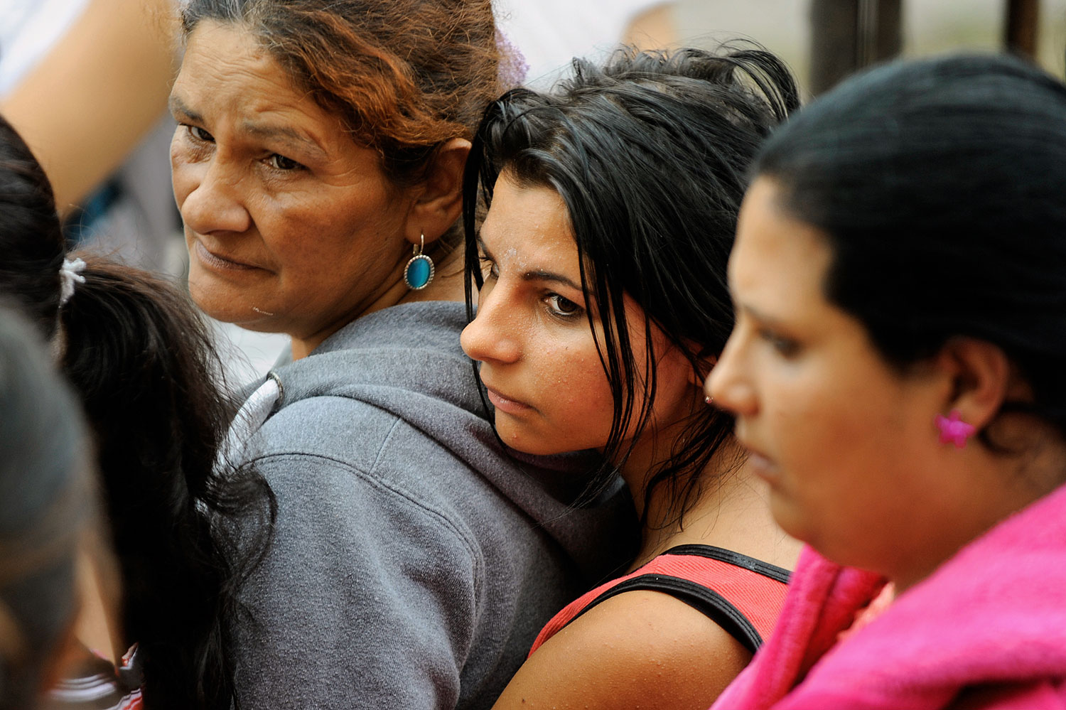 Több roma nő és gyerek többször is menekülni kényszerült otthonából.