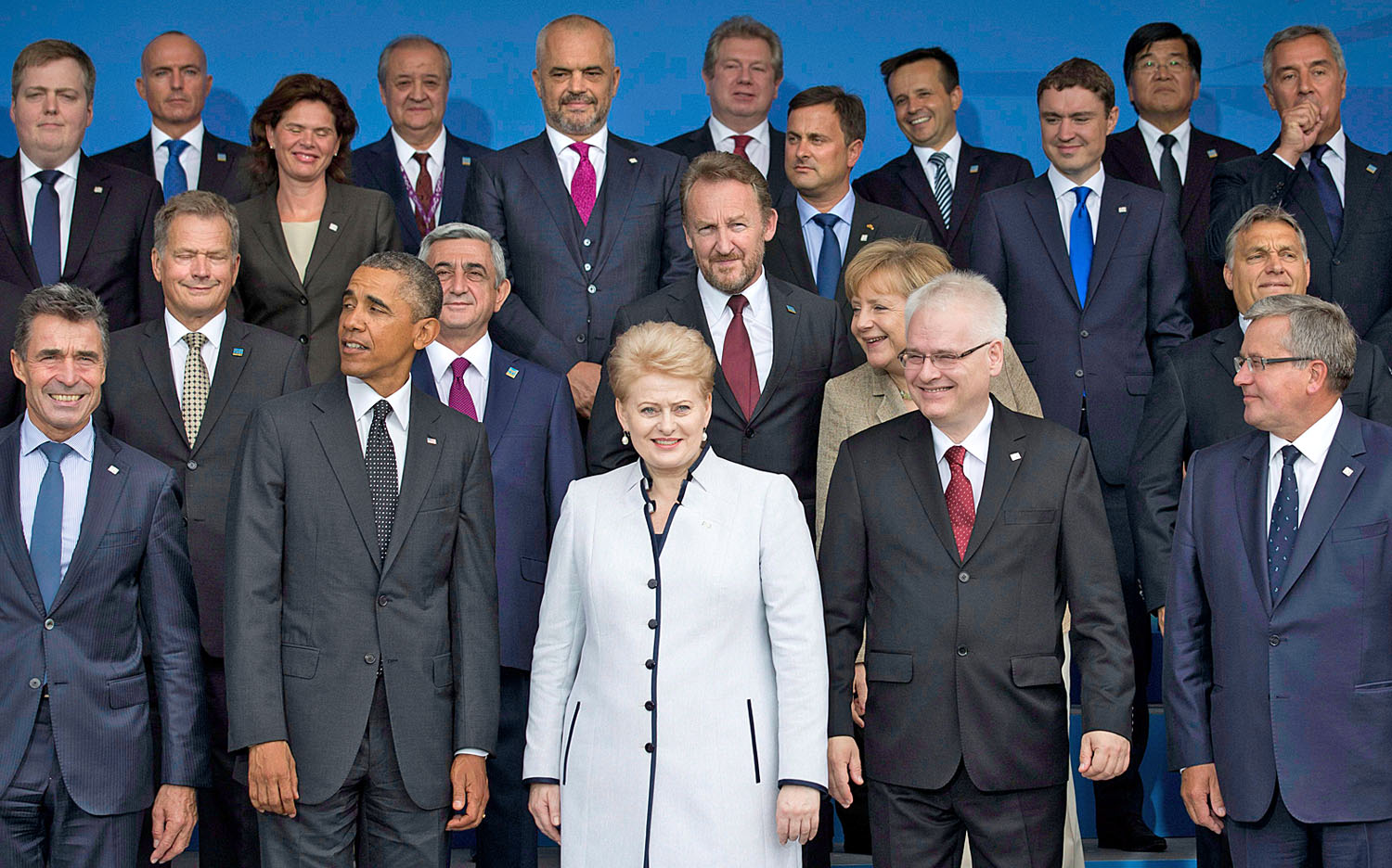 Csoportkép a NATO-csúcson: Orbán Viktor nem a többiekre figyel
